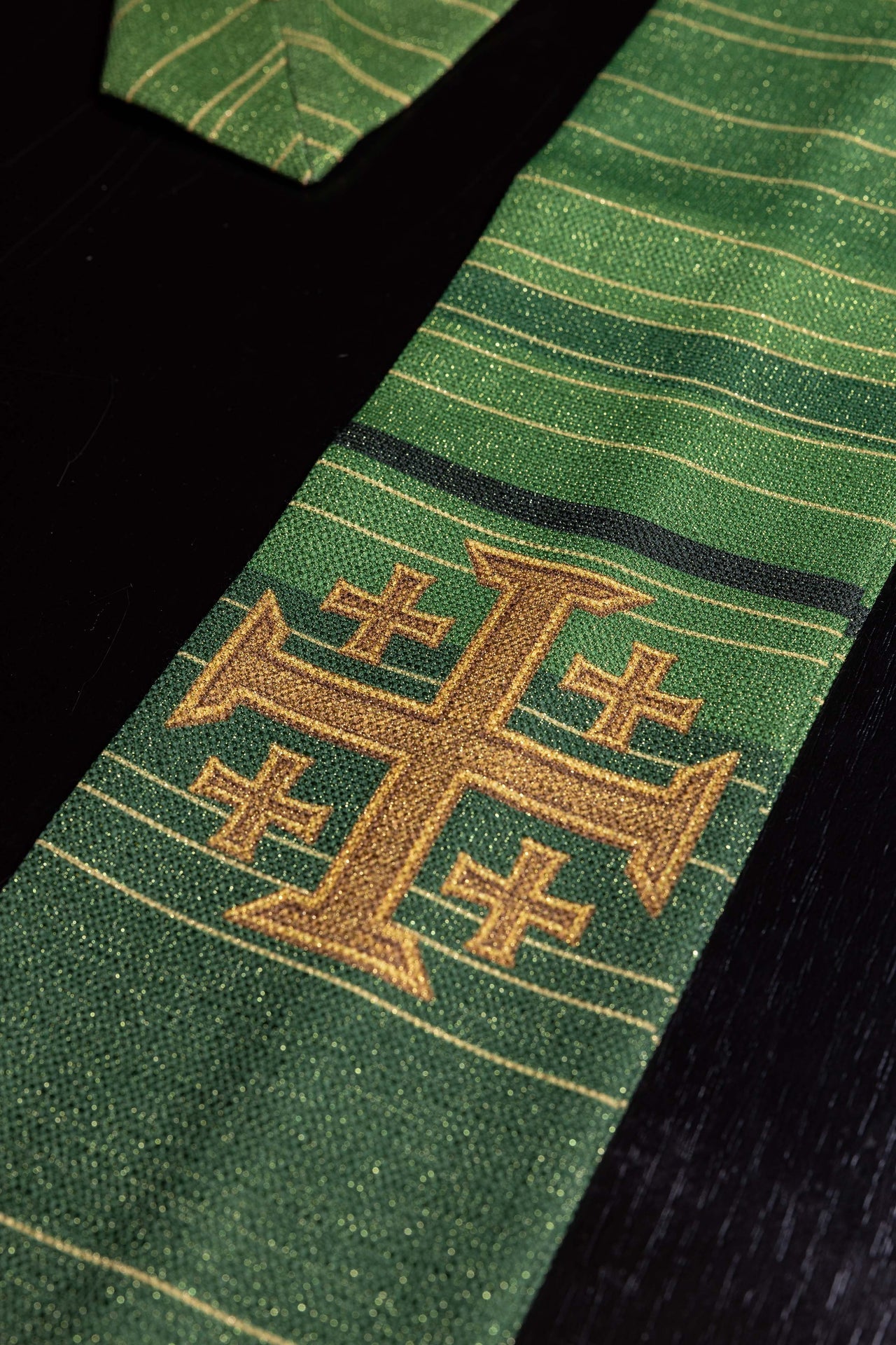 Gedruckte Kasel mit Jerusalemer Kreuz Grün - MESSGEWANDER.DE