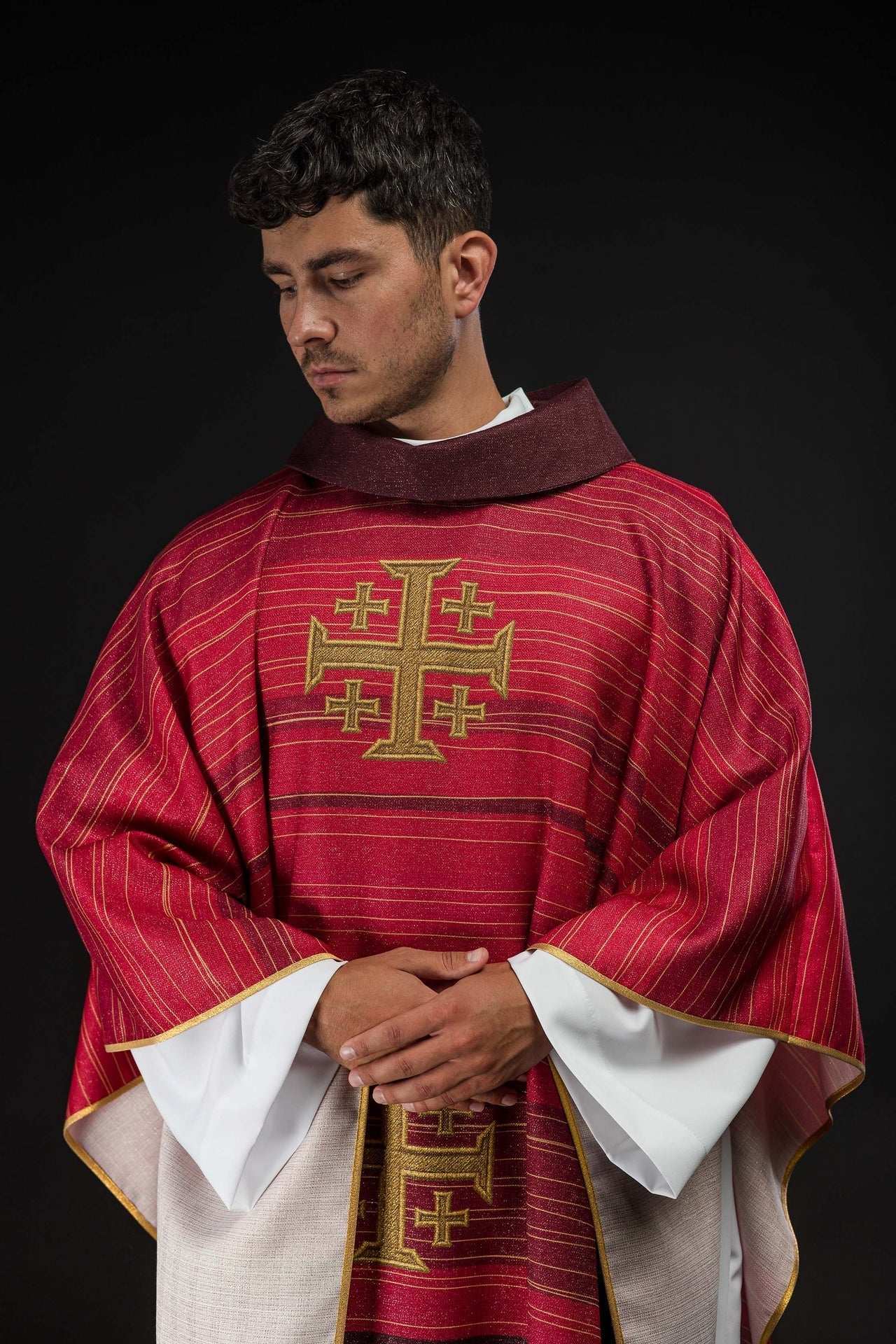 Gedrucktes Messgewand mit Jerusalemer Kreuz – Rot - MESSGEWANDER.DE
