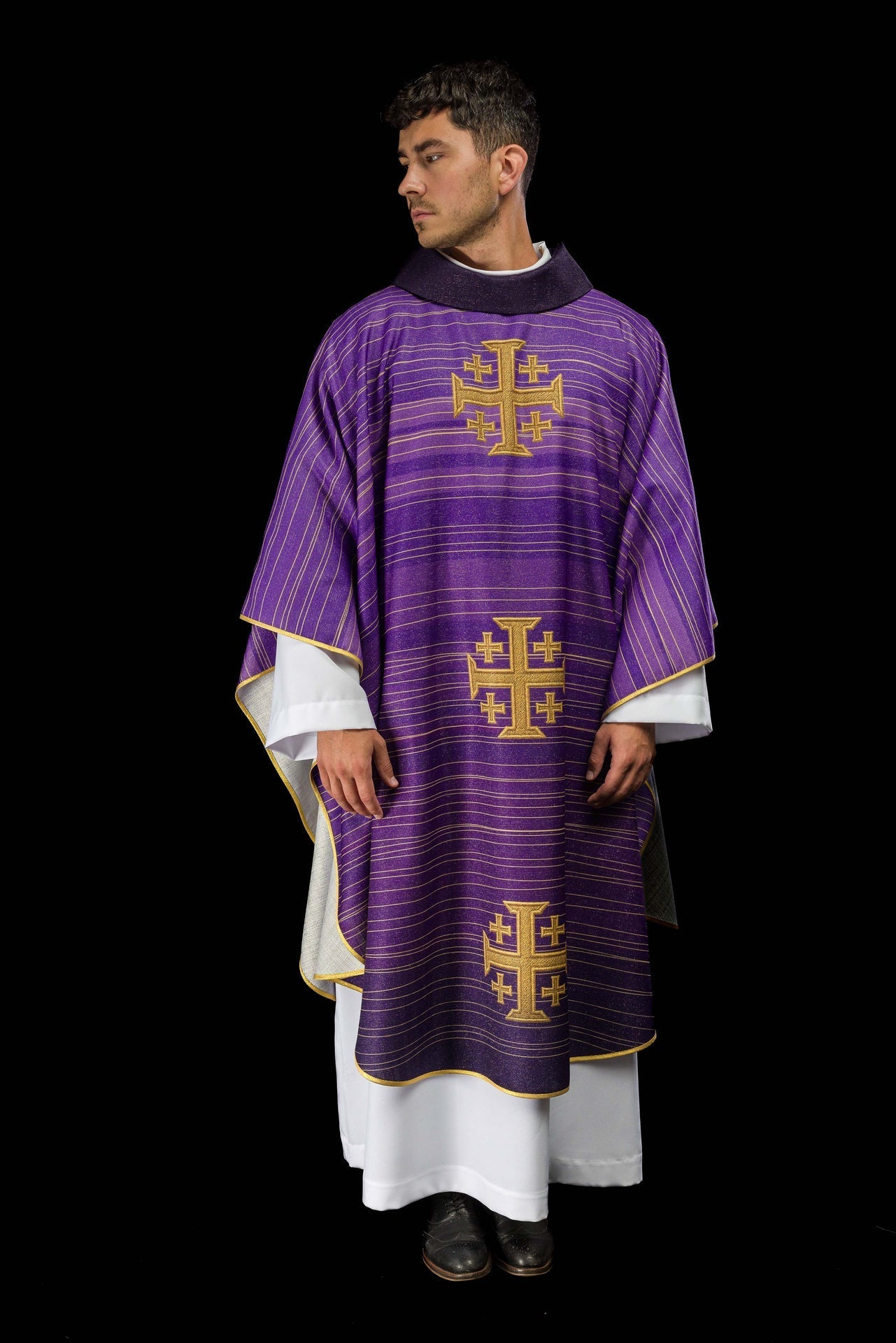 Gedrucktes Messgewand mit Jerusalemer Kreuz – Violett - MESSGEWANDER.DE