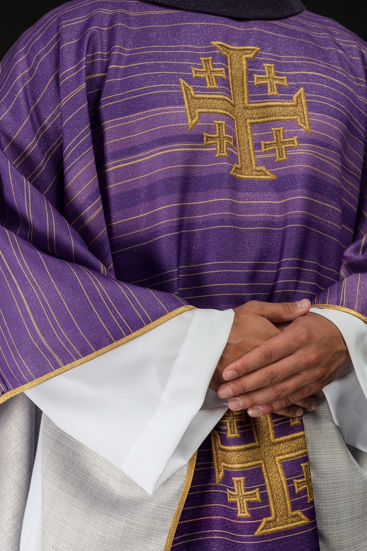 Gedrucktes Messgewand mit Jerusalemer Kreuz – Violett - MESSGEWANDER.DE
