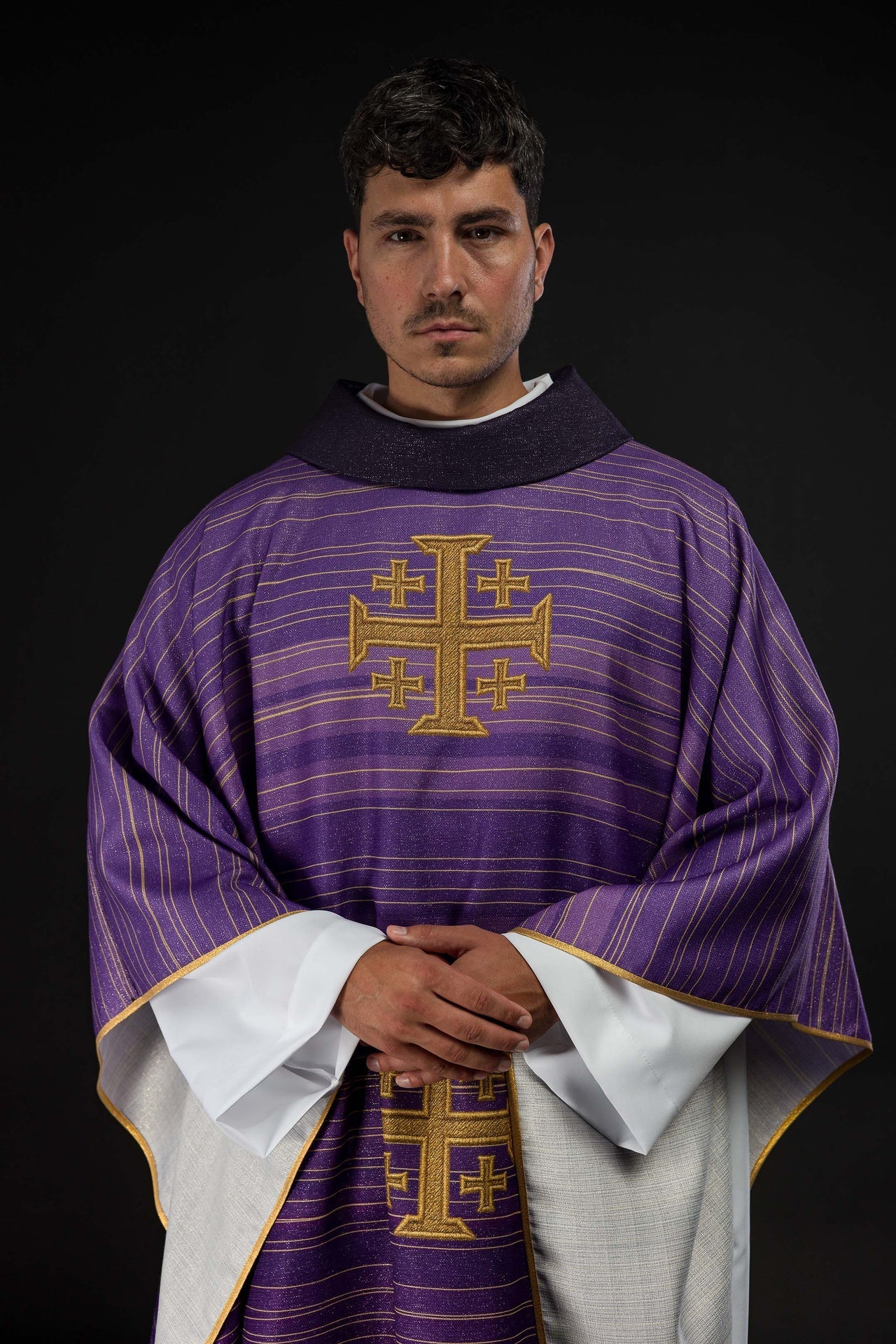 Gedrucktes Messgewand mit Jerusalemer Kreuz – Violett - MESSGEWANDER.DE
