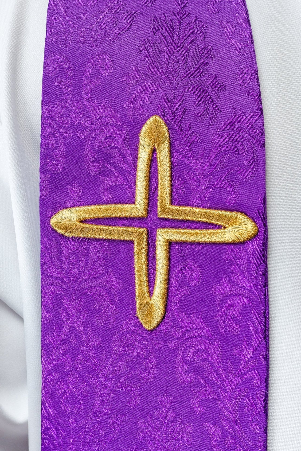 Gestickte Jacquard-Stola mit Kreuzmotiven lila - MESSGEWANDER.DE