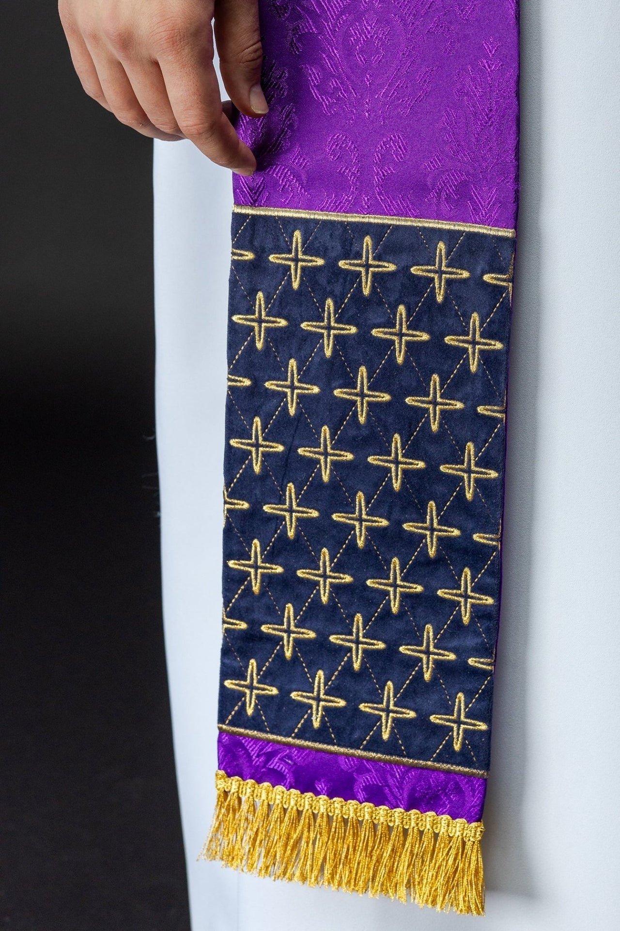 Gestickte Jacquard-Stola mit Kreuzmotiven lila - MESSGEWANDER.DE