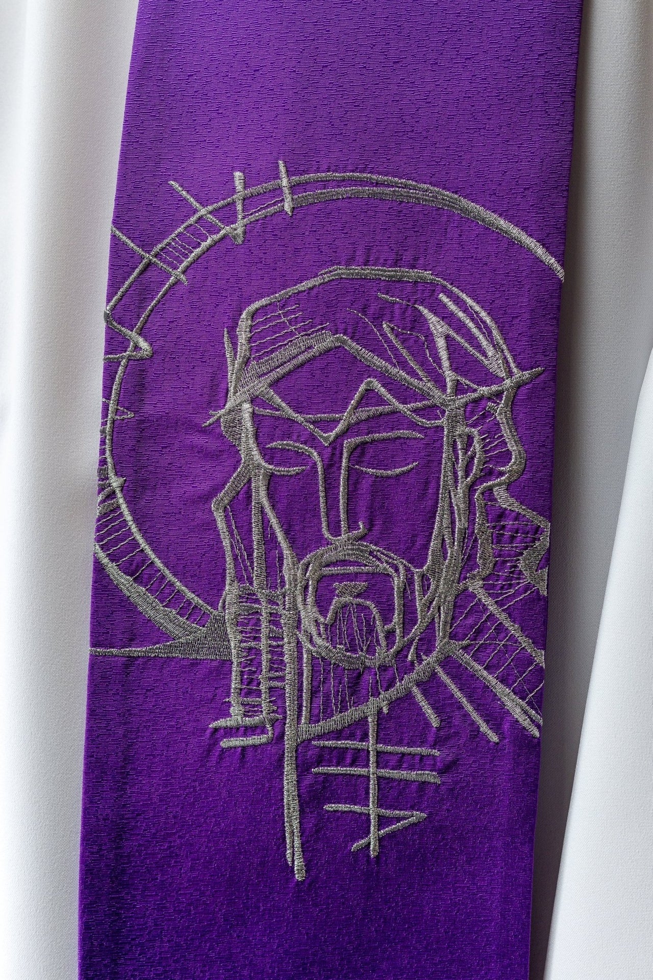 Gestickte Stola für die Fastenzeit mit Jesus - MESSGEWANDER.DE