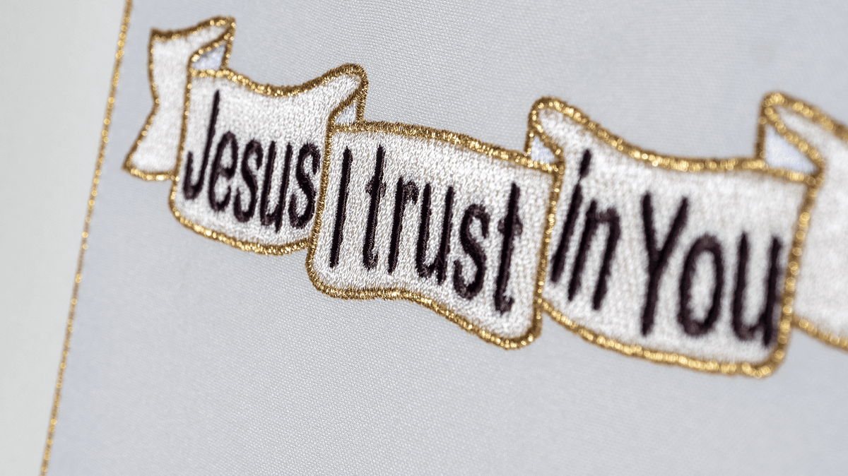 Gesticktes Messgewand des Barmherzigen Jesus und IHS ecru - MESSGEWANDER.DE