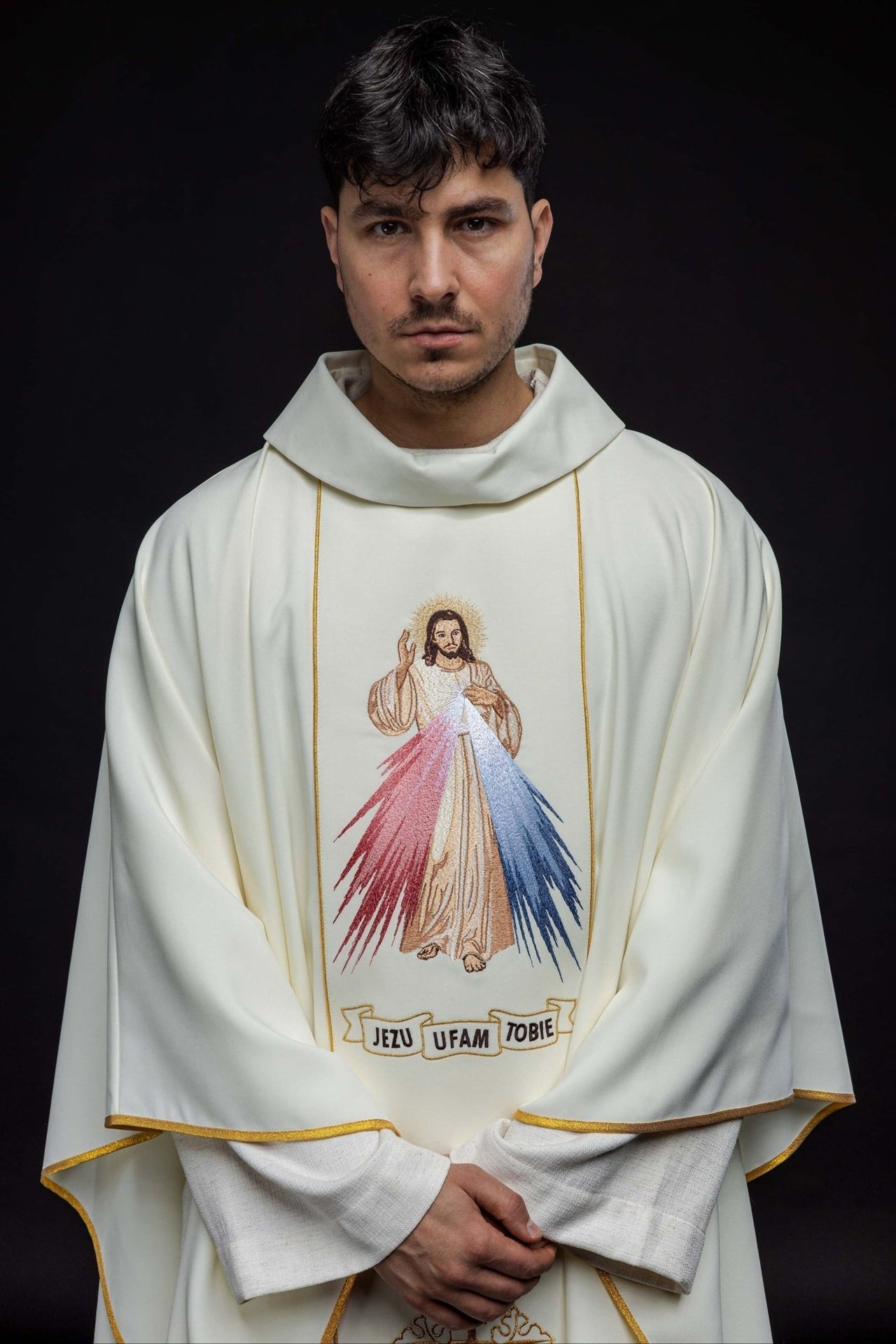 Gesticktes Messgewand des Barmherzigen Jesus und IHS ecru - MESSGEWANDER.DE