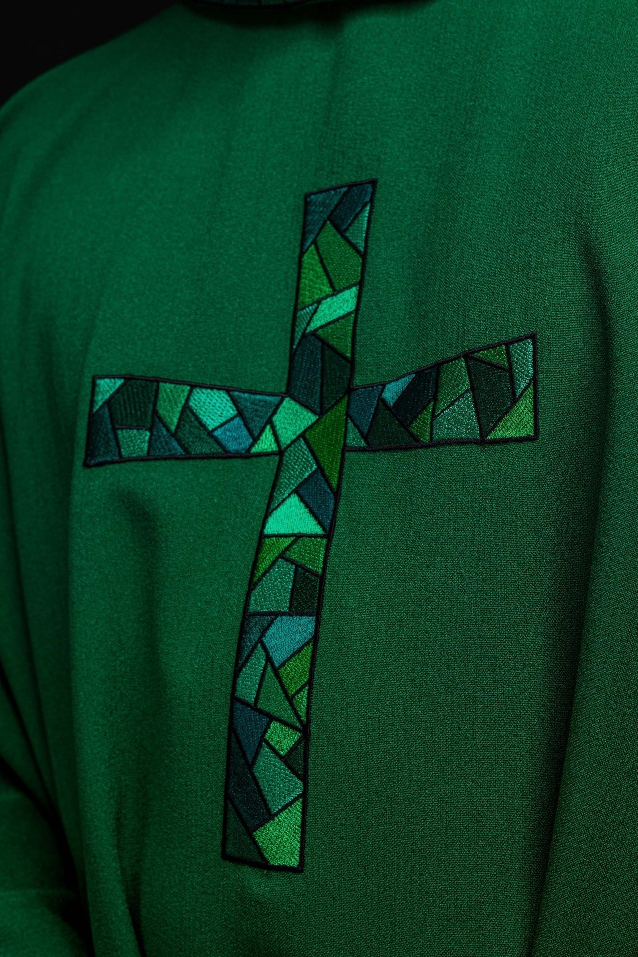 Gesticktes Messgewand Grün mit Kreuz Mosaik - MESSGEWANDER.DE