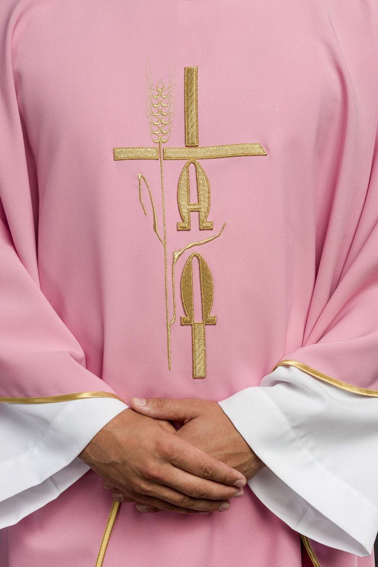 Gesticktes Messgewand Kreuz und IHS Rosa - MESSGEWANDER.DE