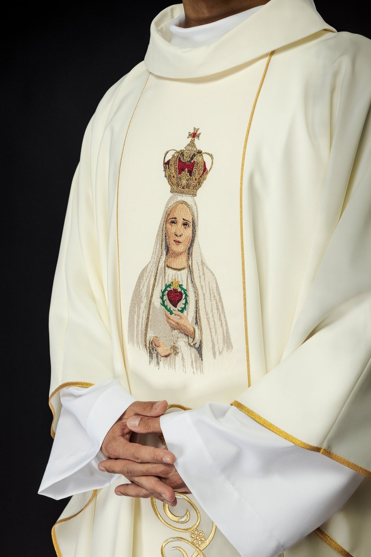 Gesticktes Messgewand mit dem Bild der Gottesmutter von Fatima - MESSGEWANDER.DE