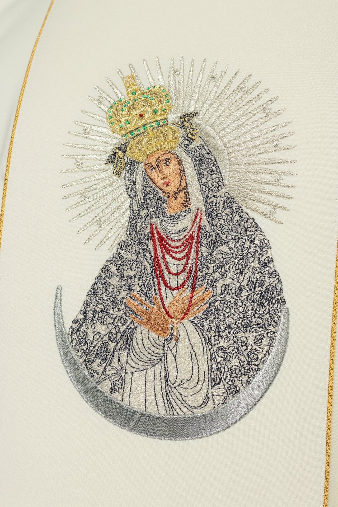 Gesticktes Messgewand mit dem Bild der Madonna von der Pforte der Morgenröte - MESSGEWANDER.DE