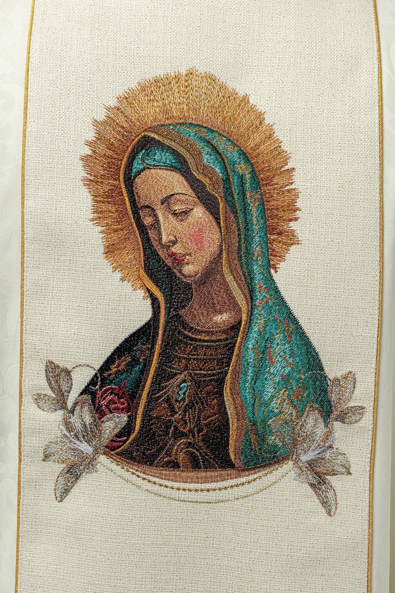 Gesticktes Messgewand mit dem Bild der Muttergottes von Guadalupe - MESSGEWANDER.DE