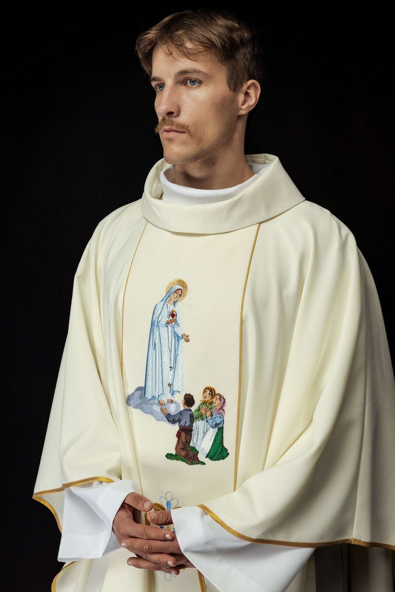 Gesticktes Messgewand mit dem Bildnis der Gottesmutter von Fatima - MESSGEWANDER.DE