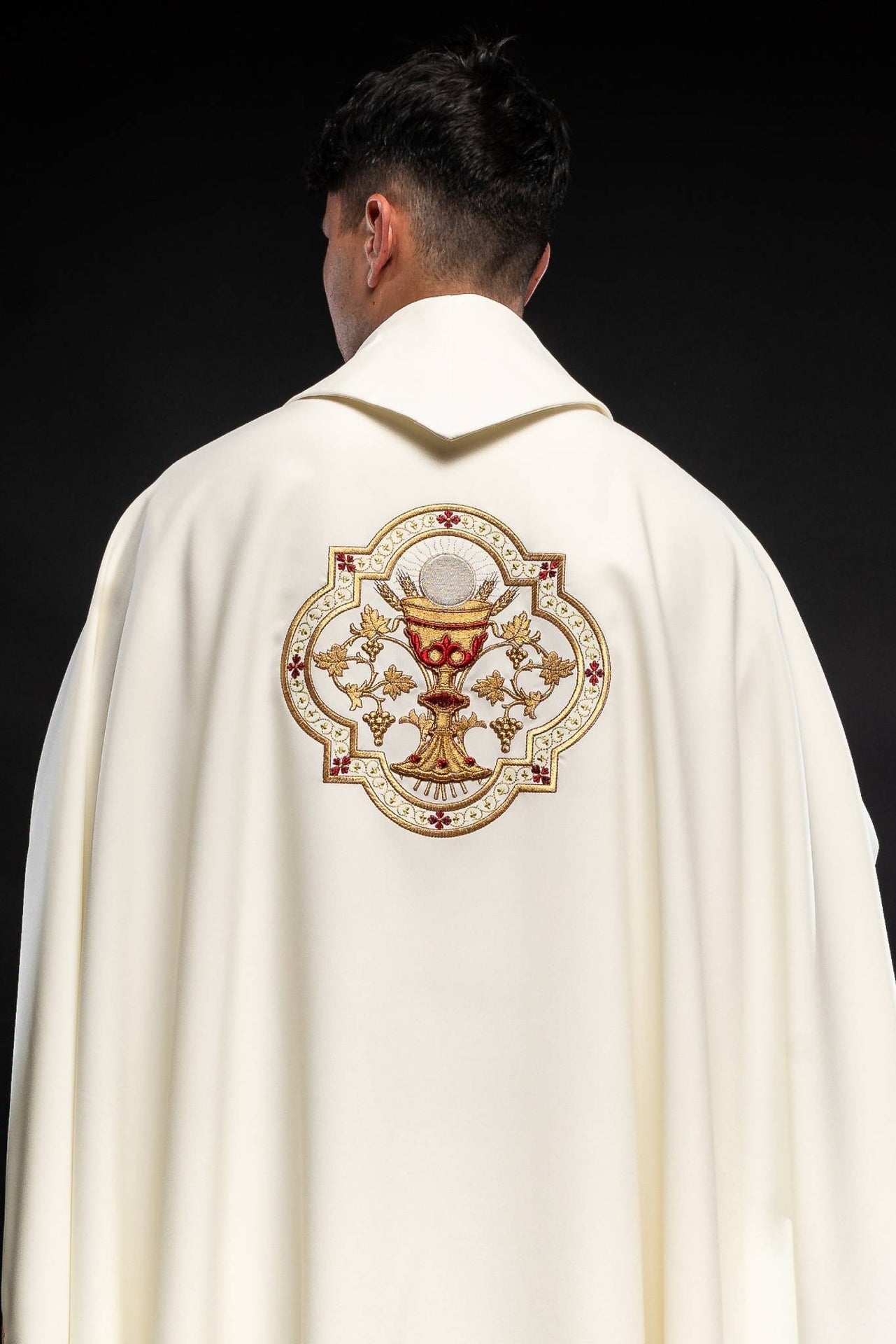 Gesticktes Messgewand mit dem Motiv des Herzens Jesu und dem eucharistischen Kelch - MESSGEWANDER.DE