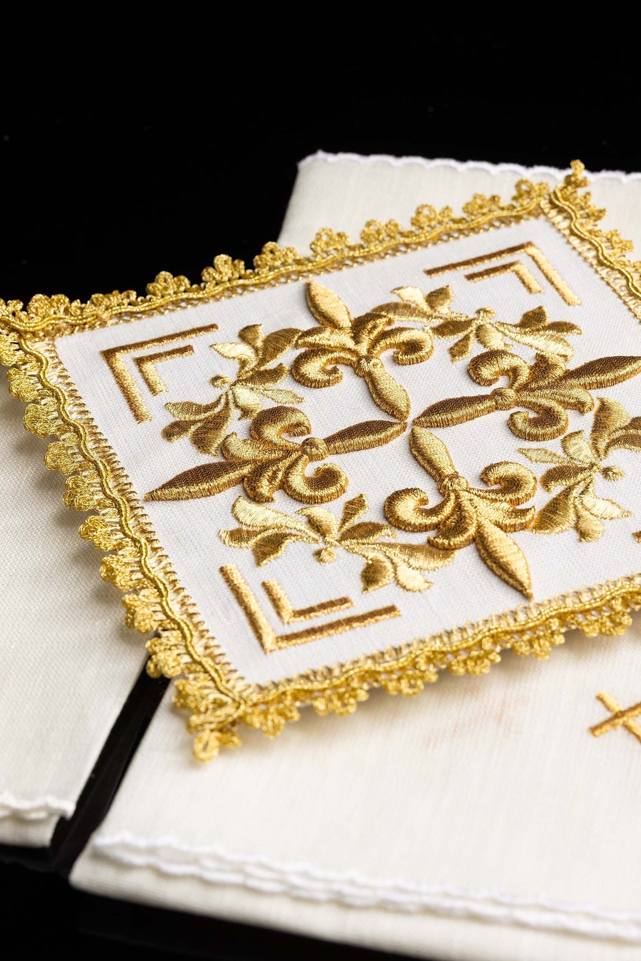 Goldbestickte Kelch-Dessous - MESSGEWANDER.DE