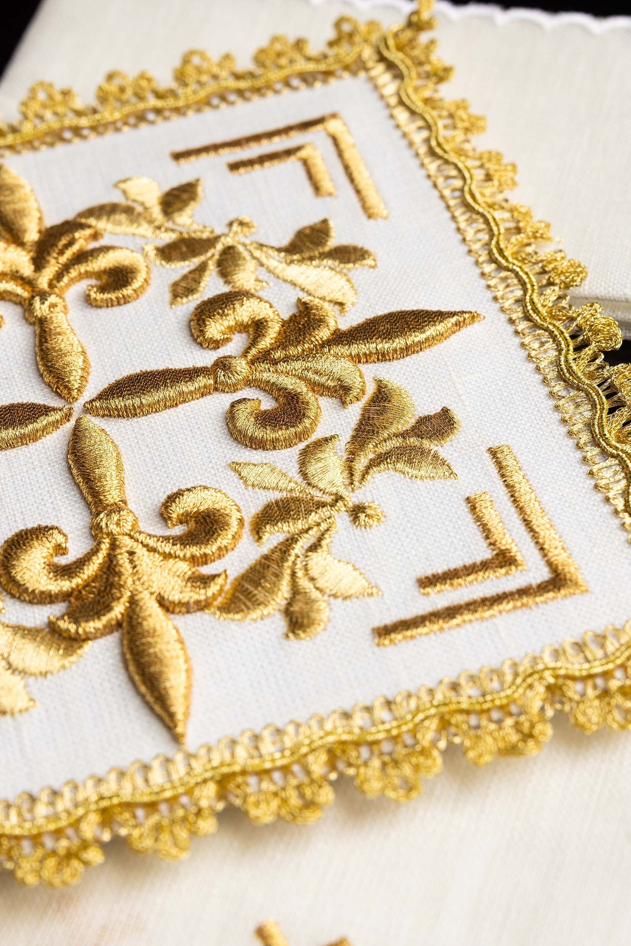 Goldbestickte Kelch-Dessous - MESSGEWANDER.DE