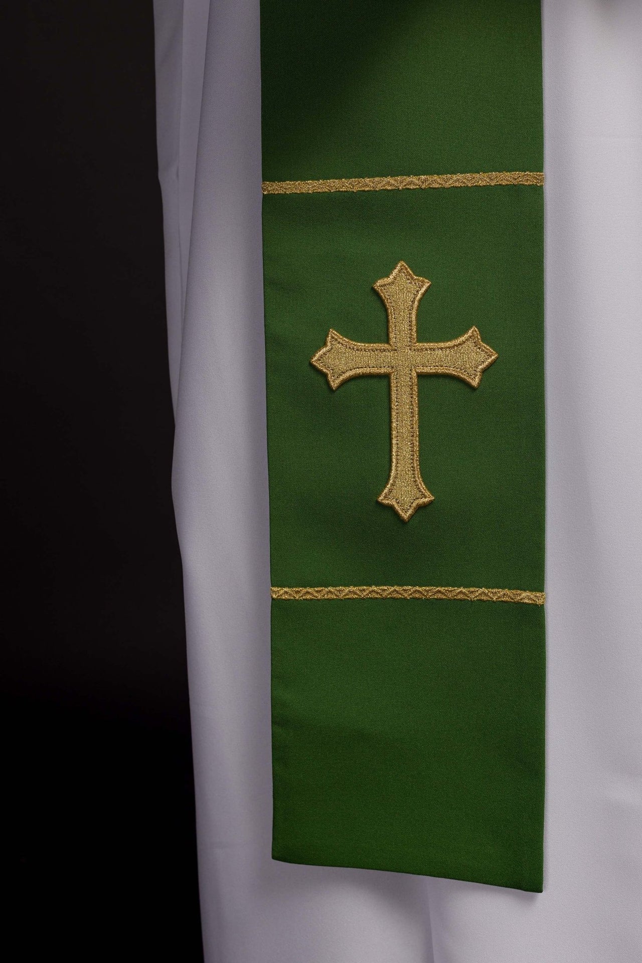 Grün bestickte Priesterstola Kreuz - MESSGEWANDER.DE