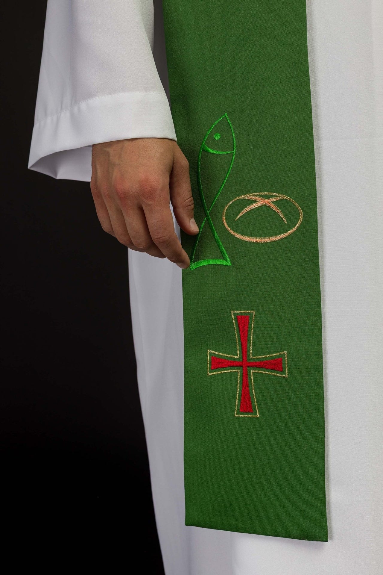 Grün bestickte Priesterstola mit Motiv Fisch-Brot-Kreuz - MESSGEWANDER.DE