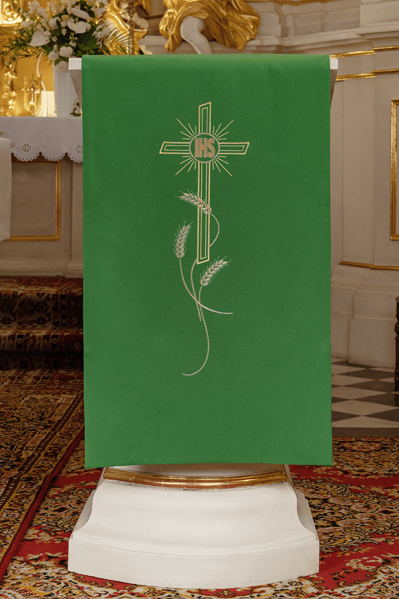 Grün bestickte Rednerpult-Serviette mit Kreuz und IHS-Motiv - MESSGEWANDER.DE