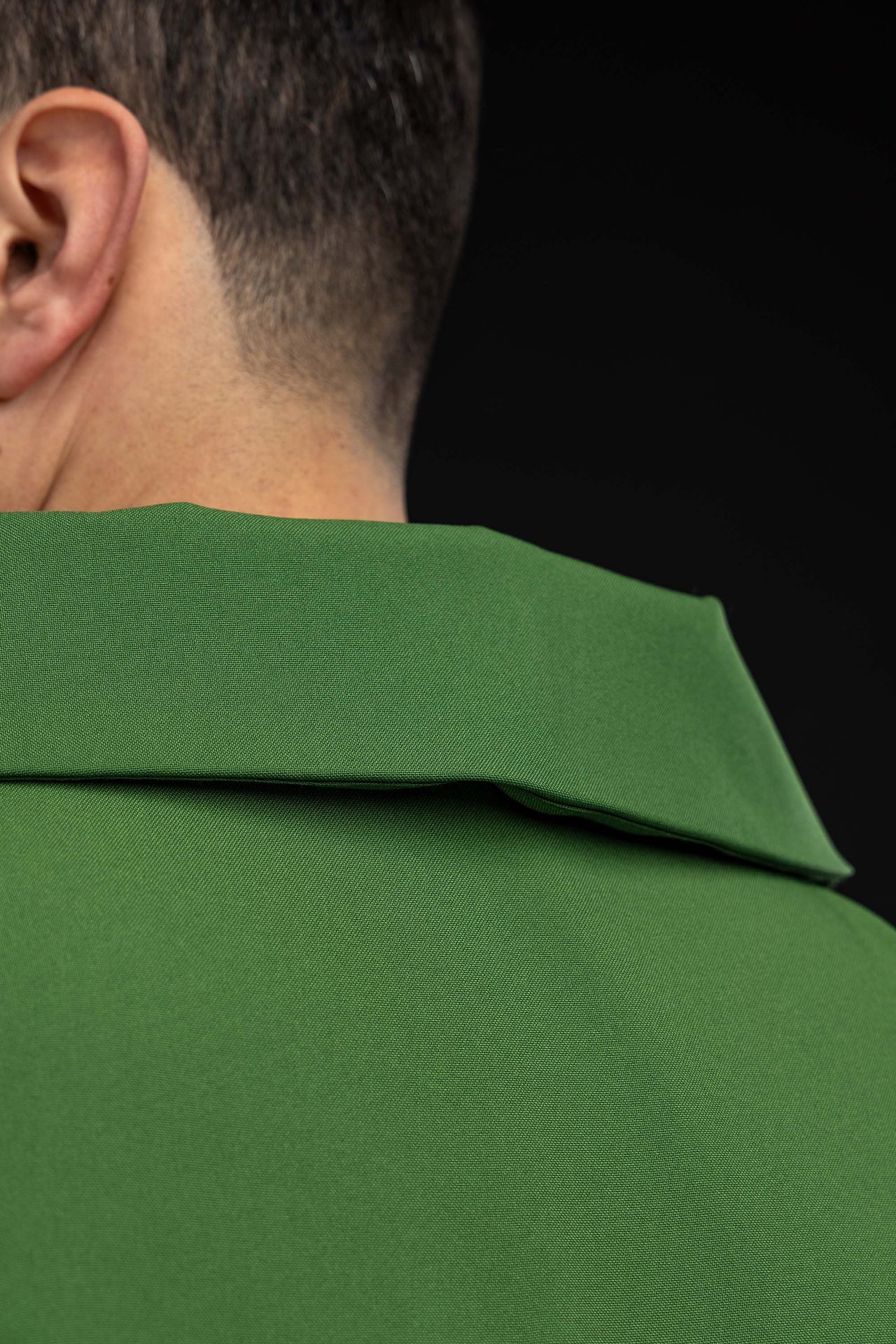 Grüne bestickte Kasel mit verziertem Kreuz und breitem Kragen - MESSGEWANDER.DE