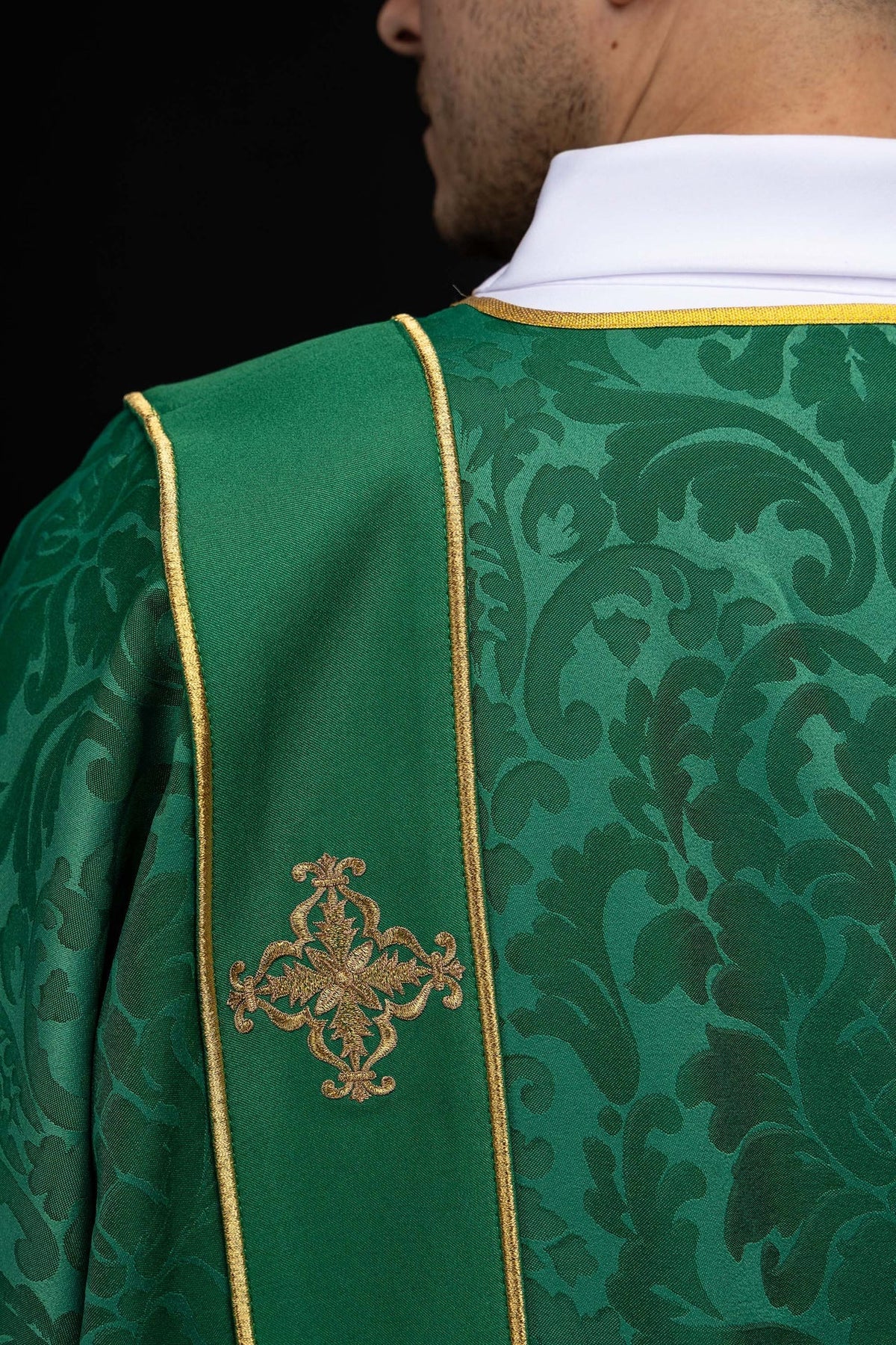 Grüne Dalmatik aus Jacquard mit Borten und gestickten goldenen Kreuzen - MESSGEWANDER.DE