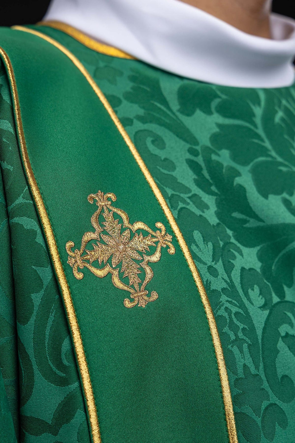 Grüne Dalmatik aus Jacquard mit Borten und gestickten goldenen Kreuzen - MESSGEWANDER.DE