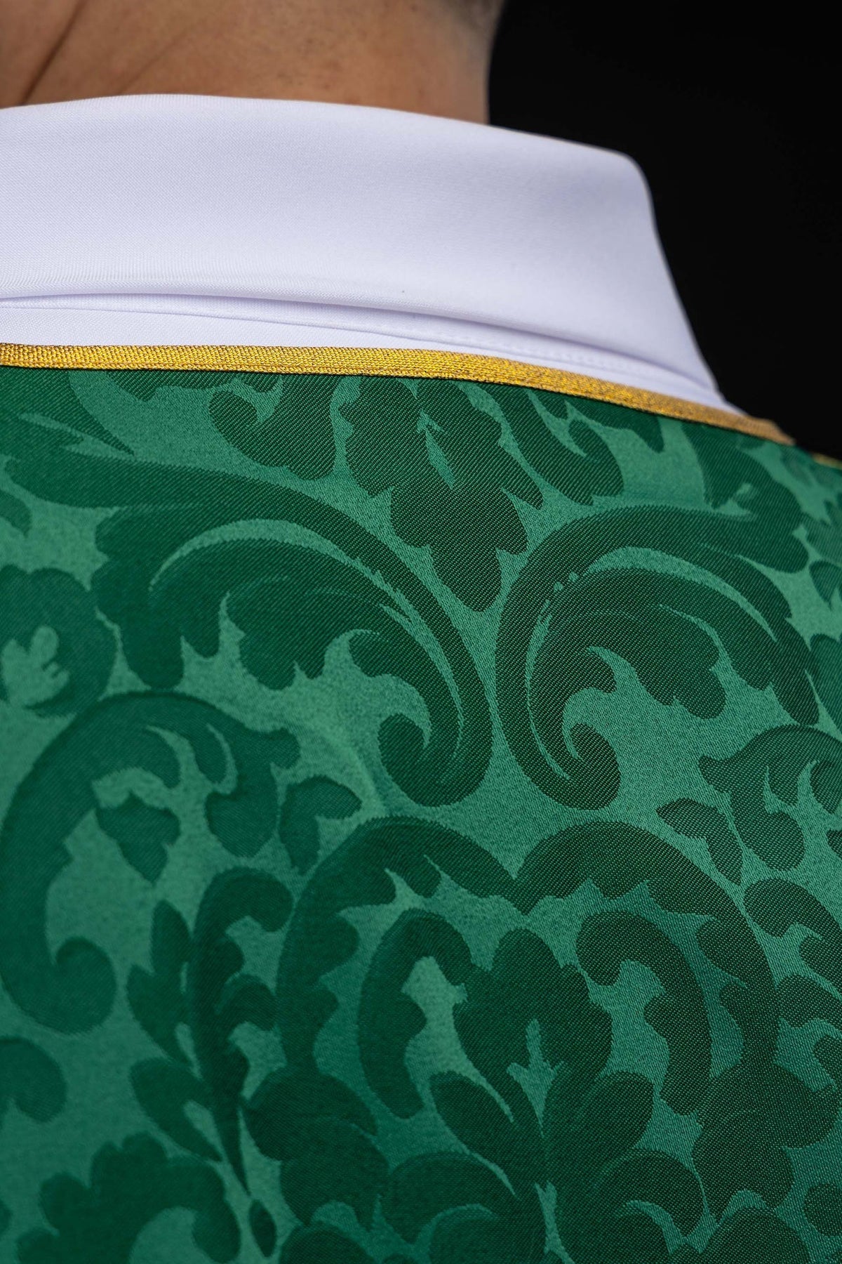 Grüne Dalmatik aus Jacquard mit Borten und gestickten goldenen Kreuzen - MESSGEWANDER.DE