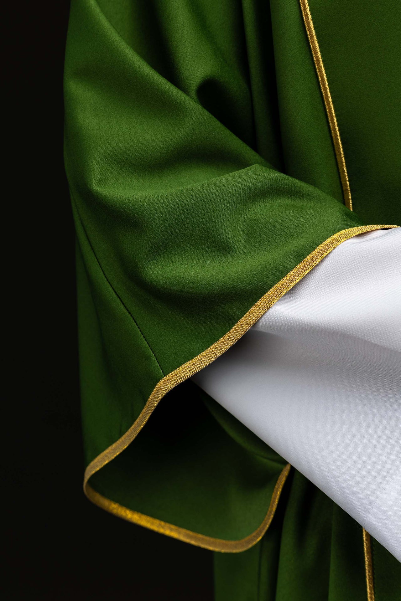 Grüne Dalmatik mit Borten und gestickten goldenen Kreuzen - MESSGEWANDER.DE
