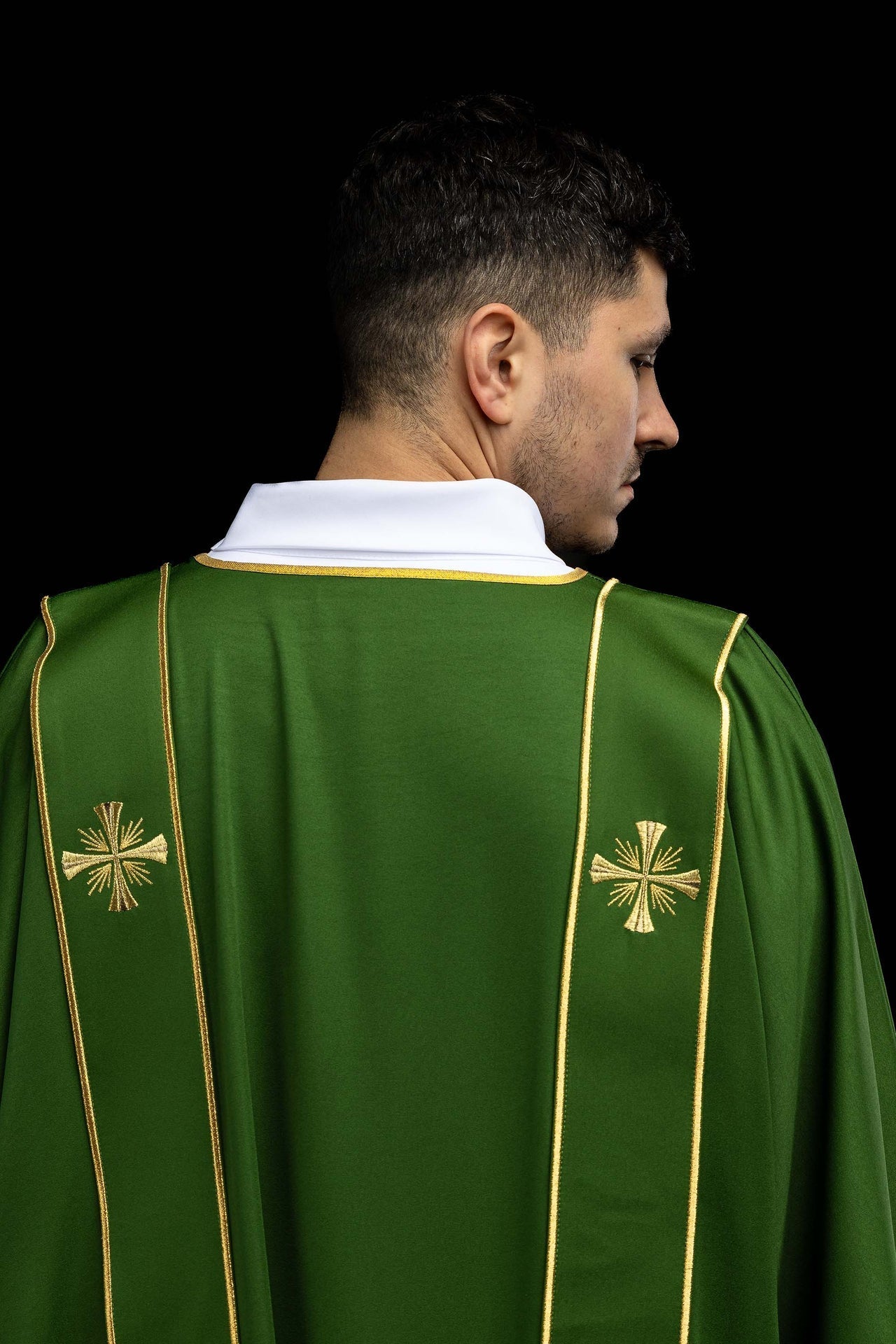 Grüne Dalmatik mit Borten und gestickten goldenen Kreuzen - MESSGEWANDER.DE