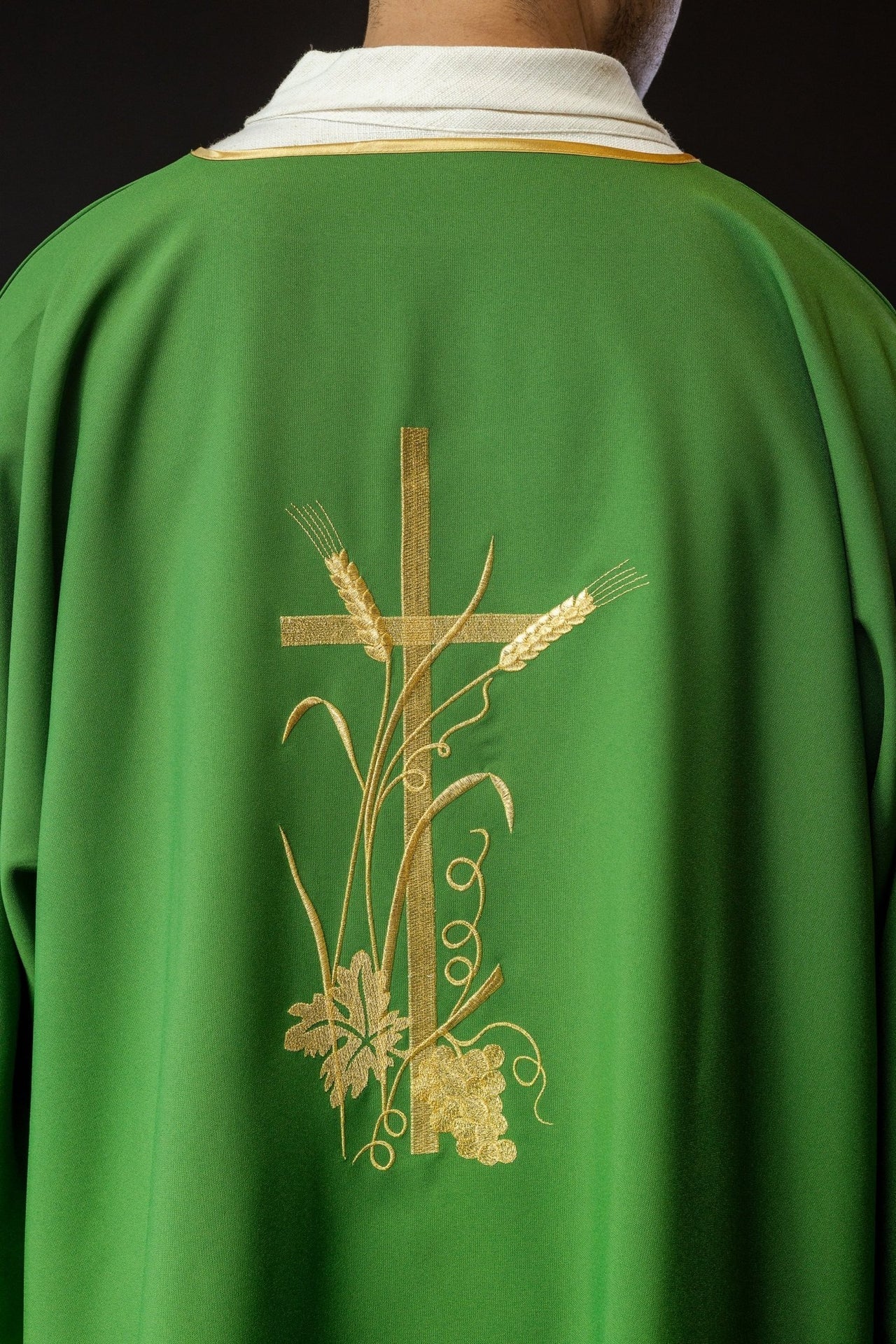 Grüne Dalmatika mit goldener Pax-Kreuz-Stickerei - MESSGEWANDER.DE