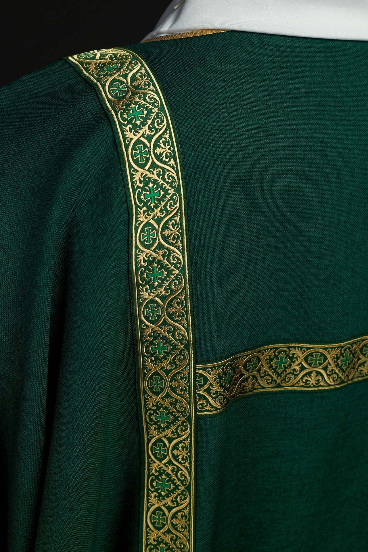 Grüne Dalmatika verziert mit goldenen Jacquardbändern - MESSGEWANDER.DE