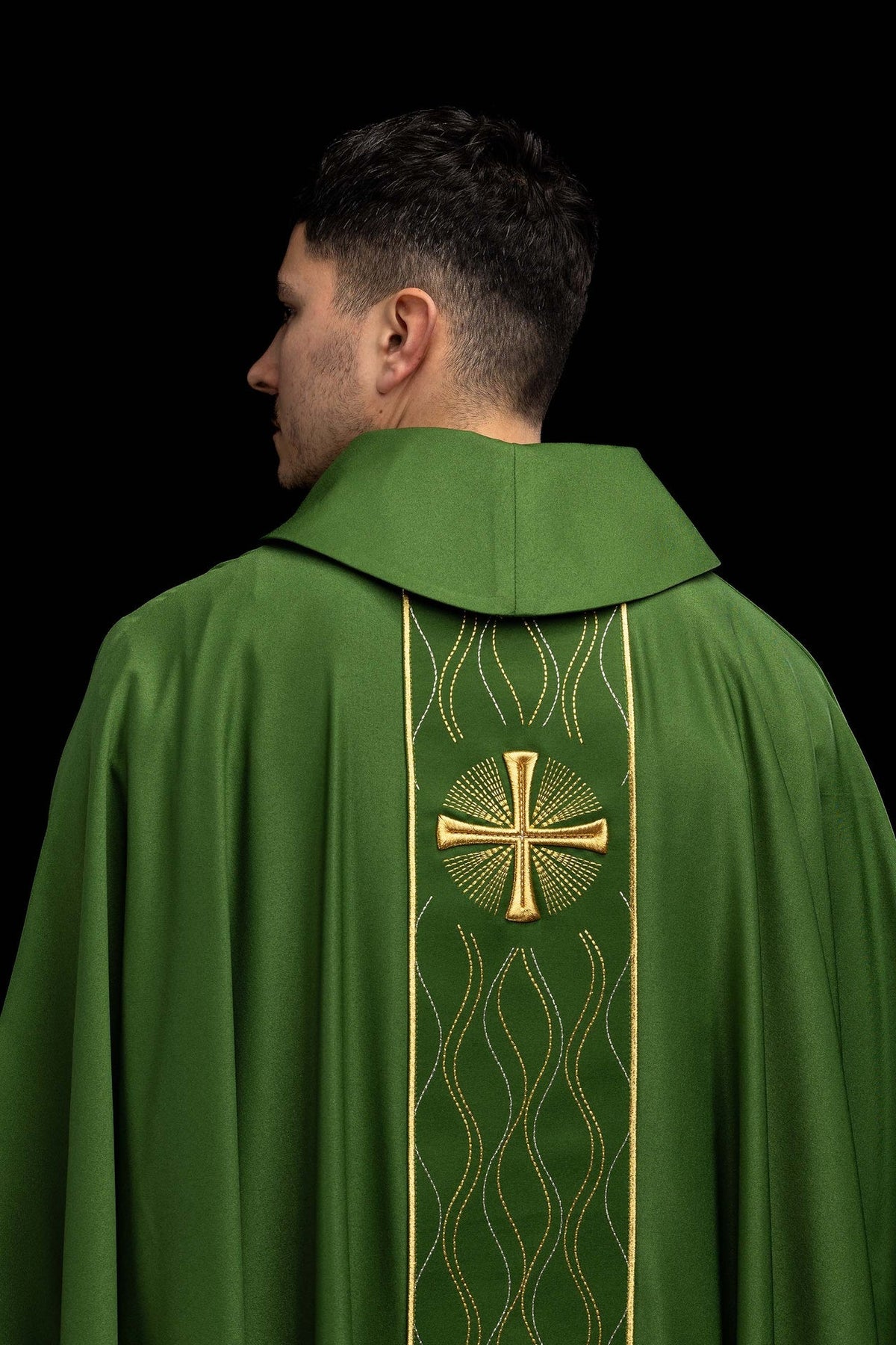 Grüne Kasel mit gesticktem Kreuz - MESSGEWANDER.DE