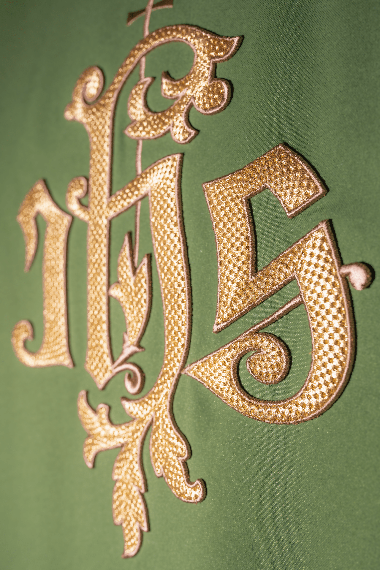 Grüne Kasel mit golden besticktem IHS Symbol - MESSGEWANDER.DE
