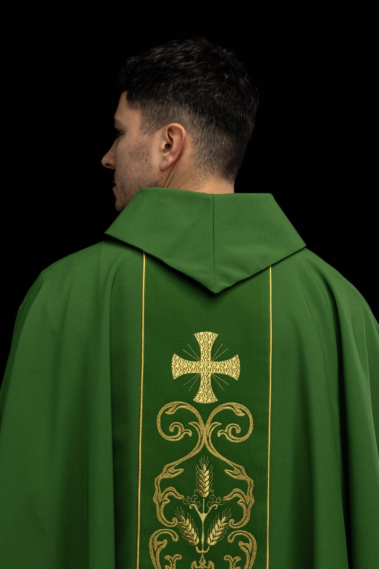 Grüne liturgische Kasel mit besticktem Zierband - MESSGEWANDER.DE