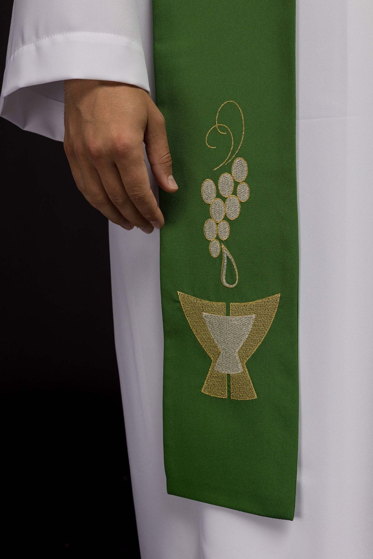Grüne Priesterstola mit gesticktem Kelch, Ähren und Trauben - MESSGEWANDER.DE