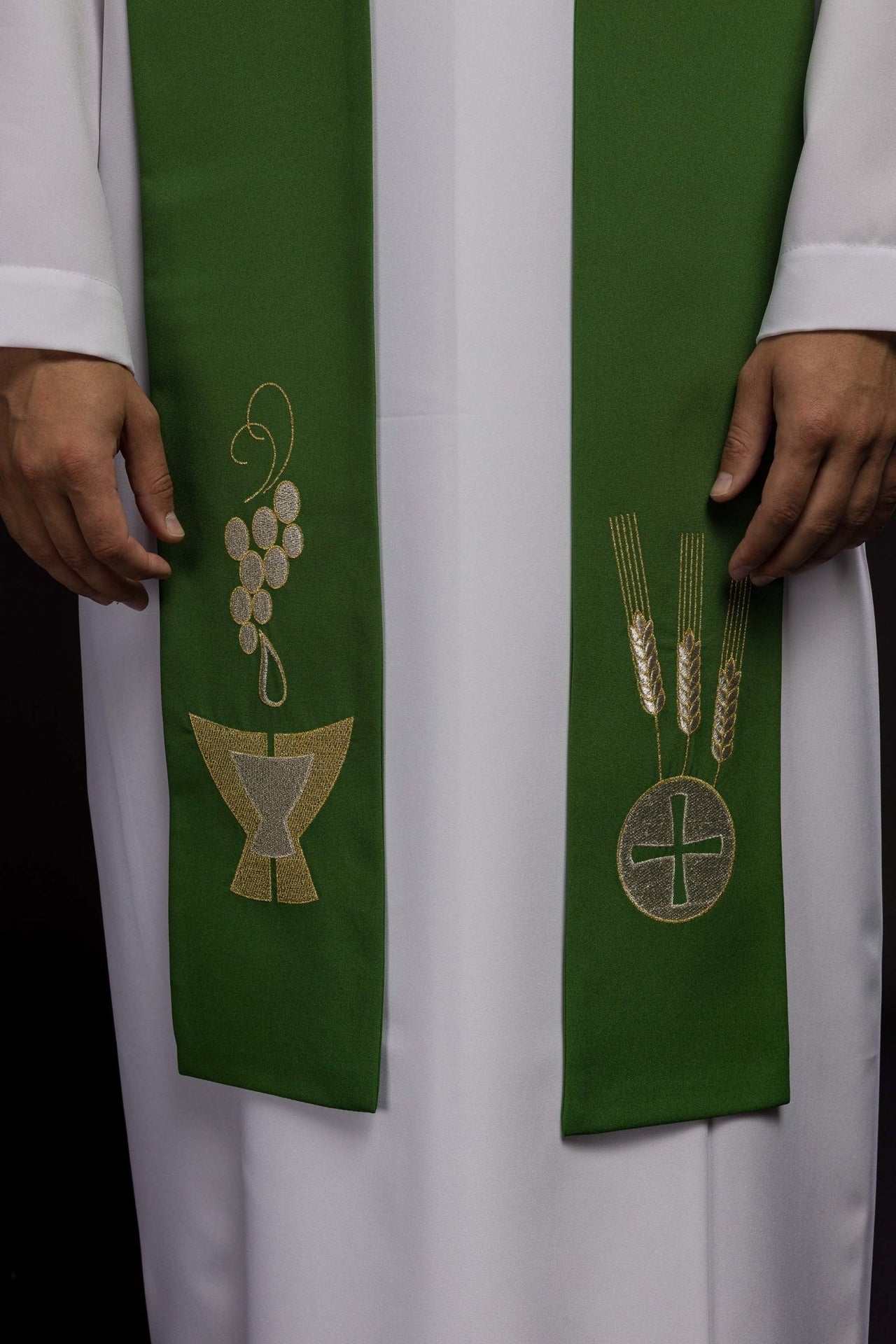 Grüne Priesterstola mit gesticktem Kelch, Ähren und Trauben - MESSGEWANDER.DE