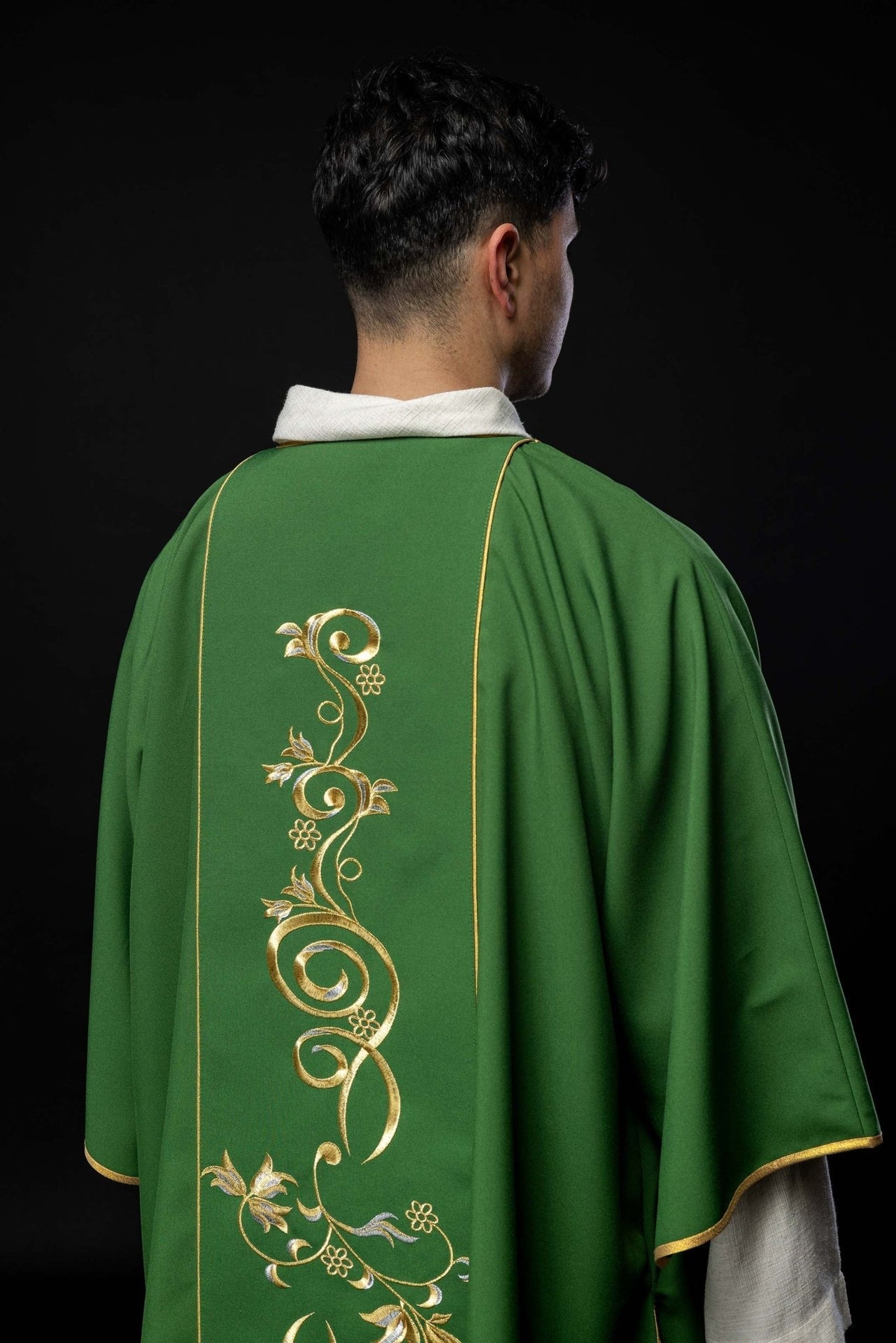 Grüner Dalmatik mit besticktem IHS-Band - MESSGEWANDER.DE
