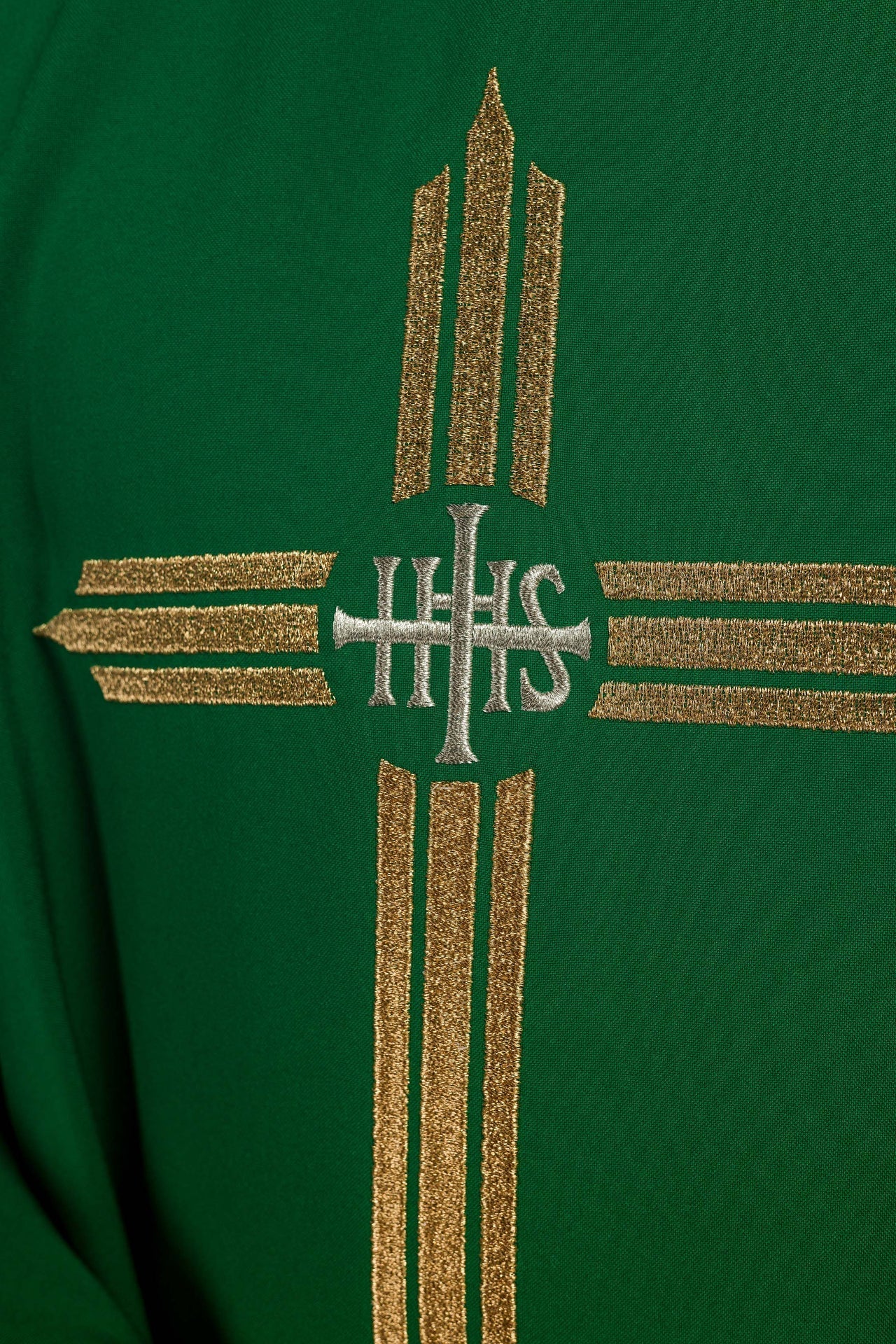 Grünes gesticktes Messgewand mit IHS-Kreuz - MESSGEWANDER.DE