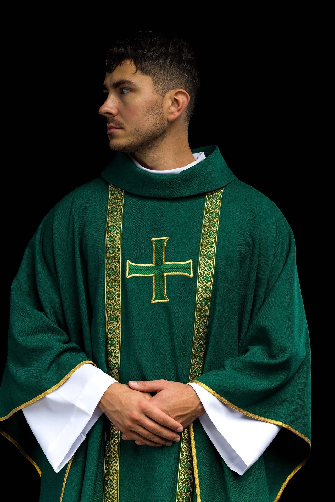 Grünes liturgisches Messgewand mit gesticktem Kreuz und Jacquardbändern - MESSGEWANDER.DE