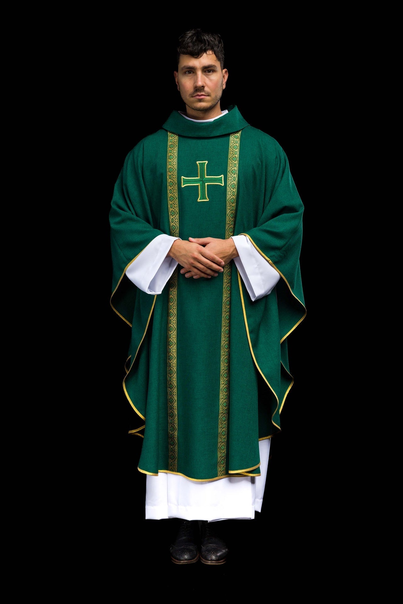 Grünes liturgisches Messgewand mit gesticktem Kreuz und Jacquardbändern - MESSGEWANDER.DE