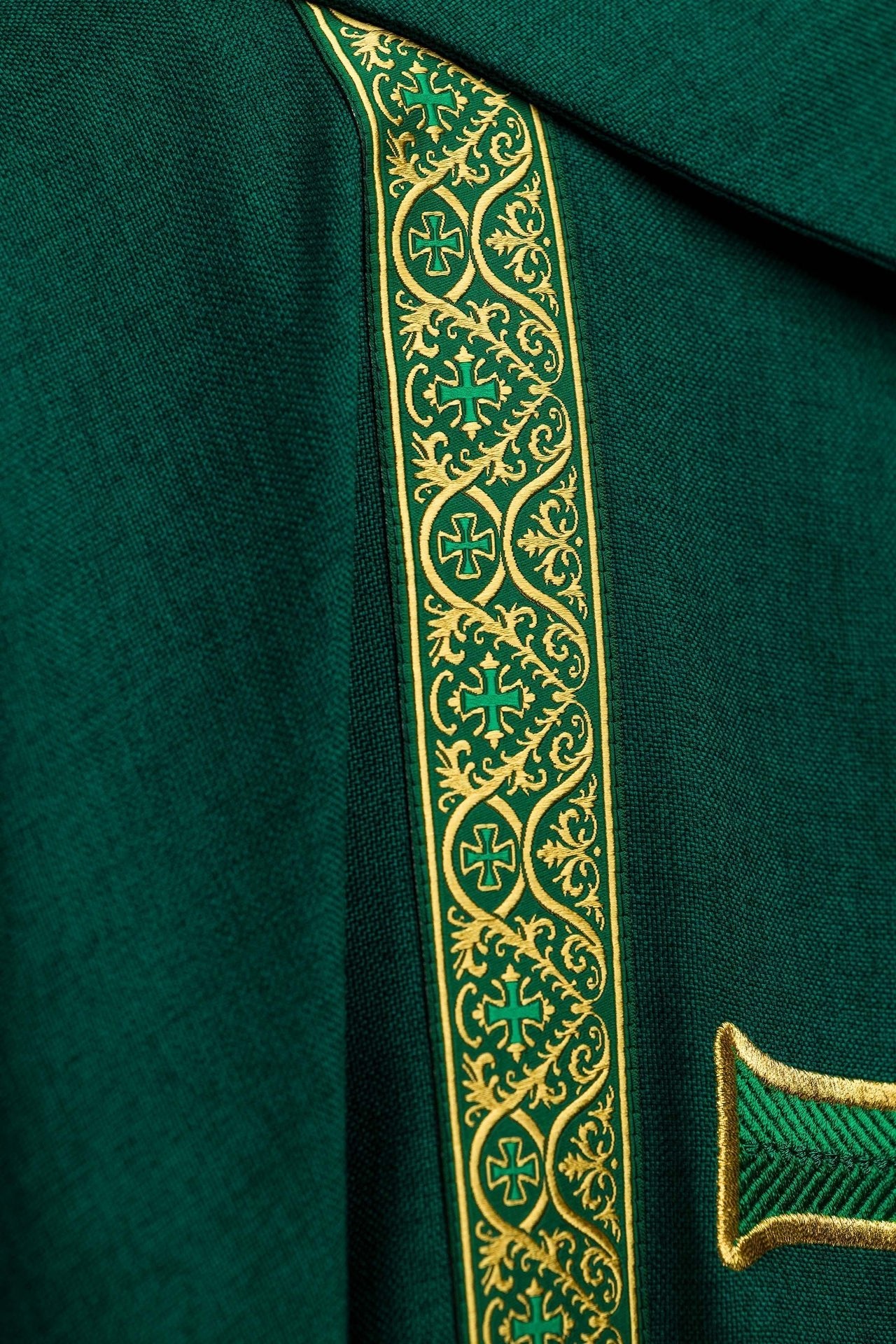 Grünes liturgisches Messgewand mit gesticktem Kreuz und Jacquardbändern - MESSGEWANDER.DE