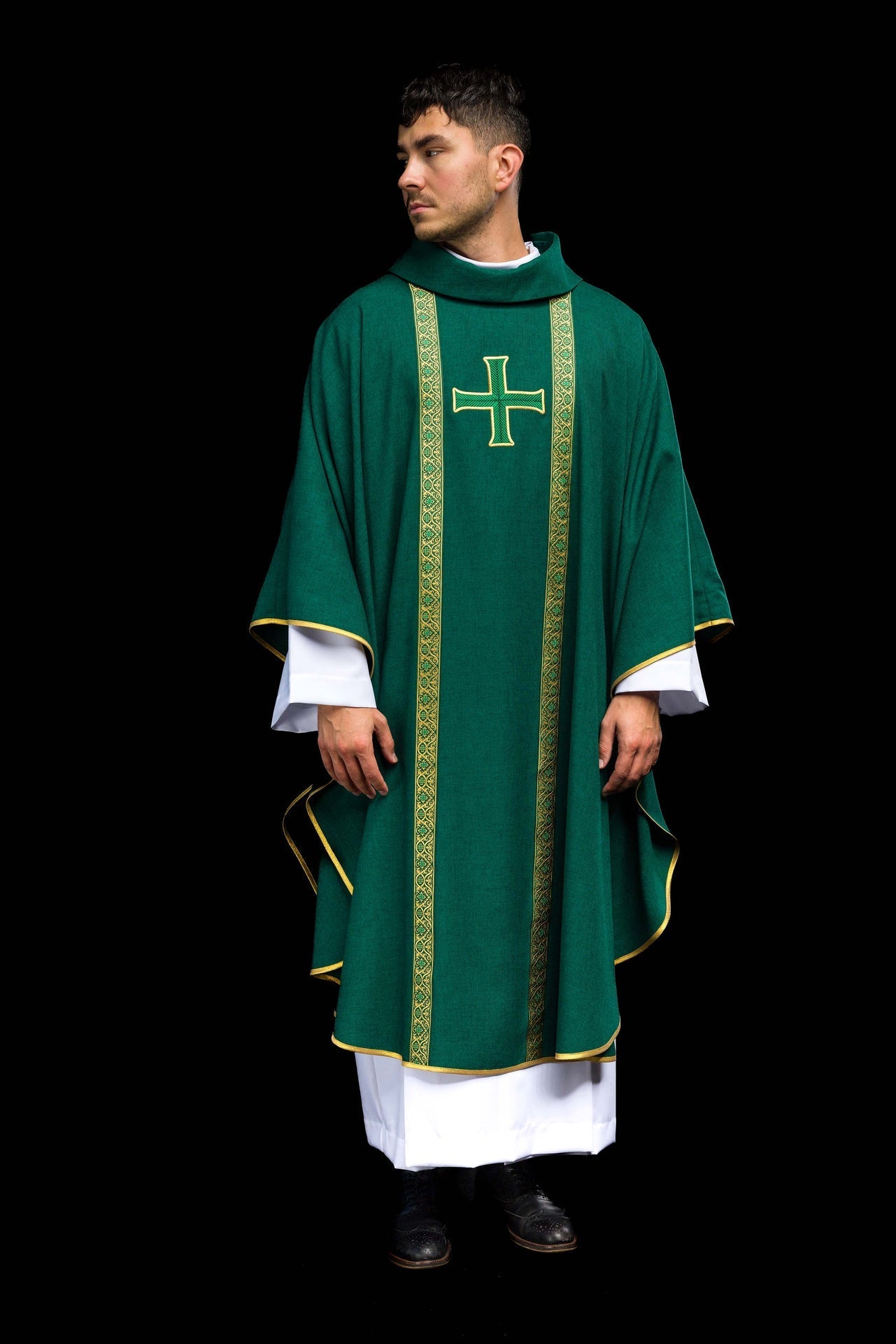 Grünes liturgisches Messgewand mit gesticktem Kreuz und Jacquardbändern - MESSGEWANDER.DE