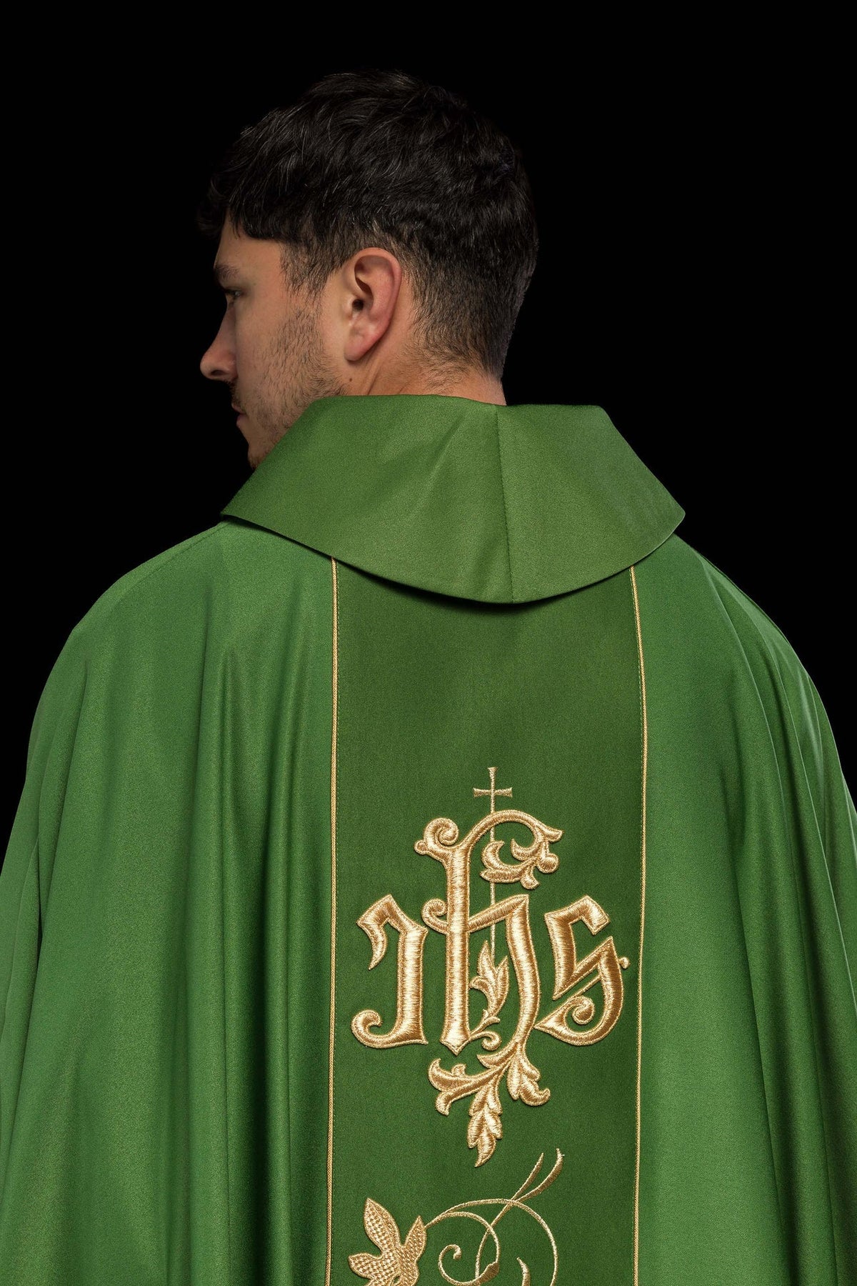 Grünes liturgisches Messgewand mit reich verziertem Gürtel mit Blumenmotiv und IHS - MESSGEWANDER.DE