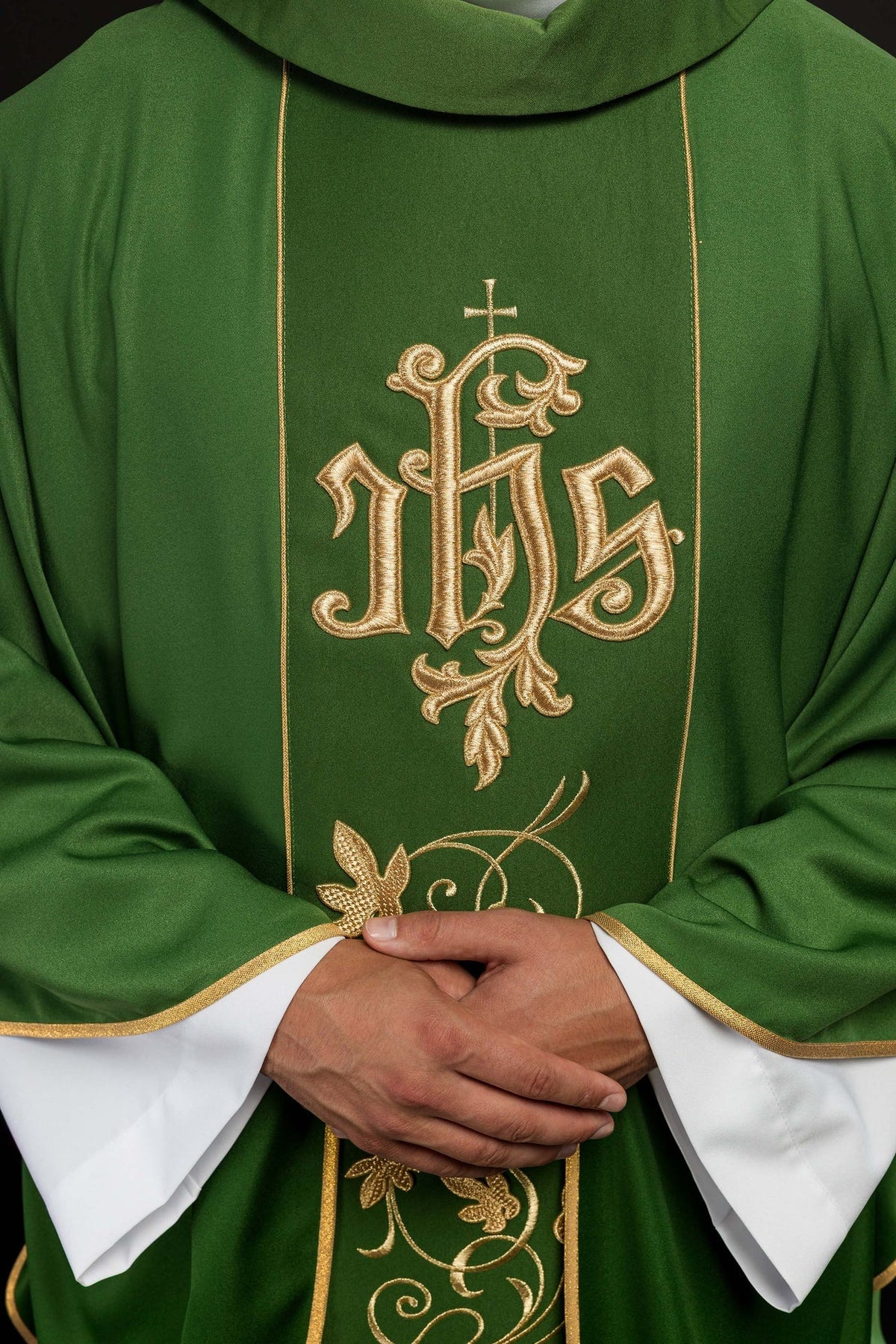 Grünes liturgisches Messgewand mit reich verziertem Gürtel mit Blumenmotiv und IHS - MESSGEWANDER.DE
