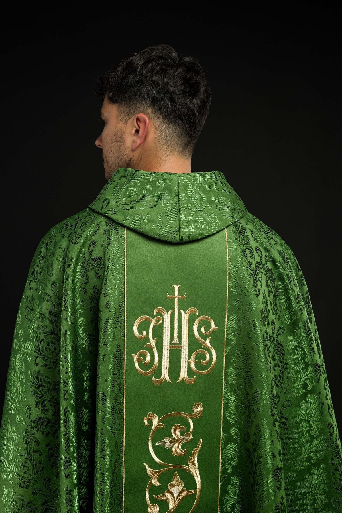 Grünes liturgisches Messgewand mit reich verziertem IHS-Gürtel - MESSGEWANDER.DE