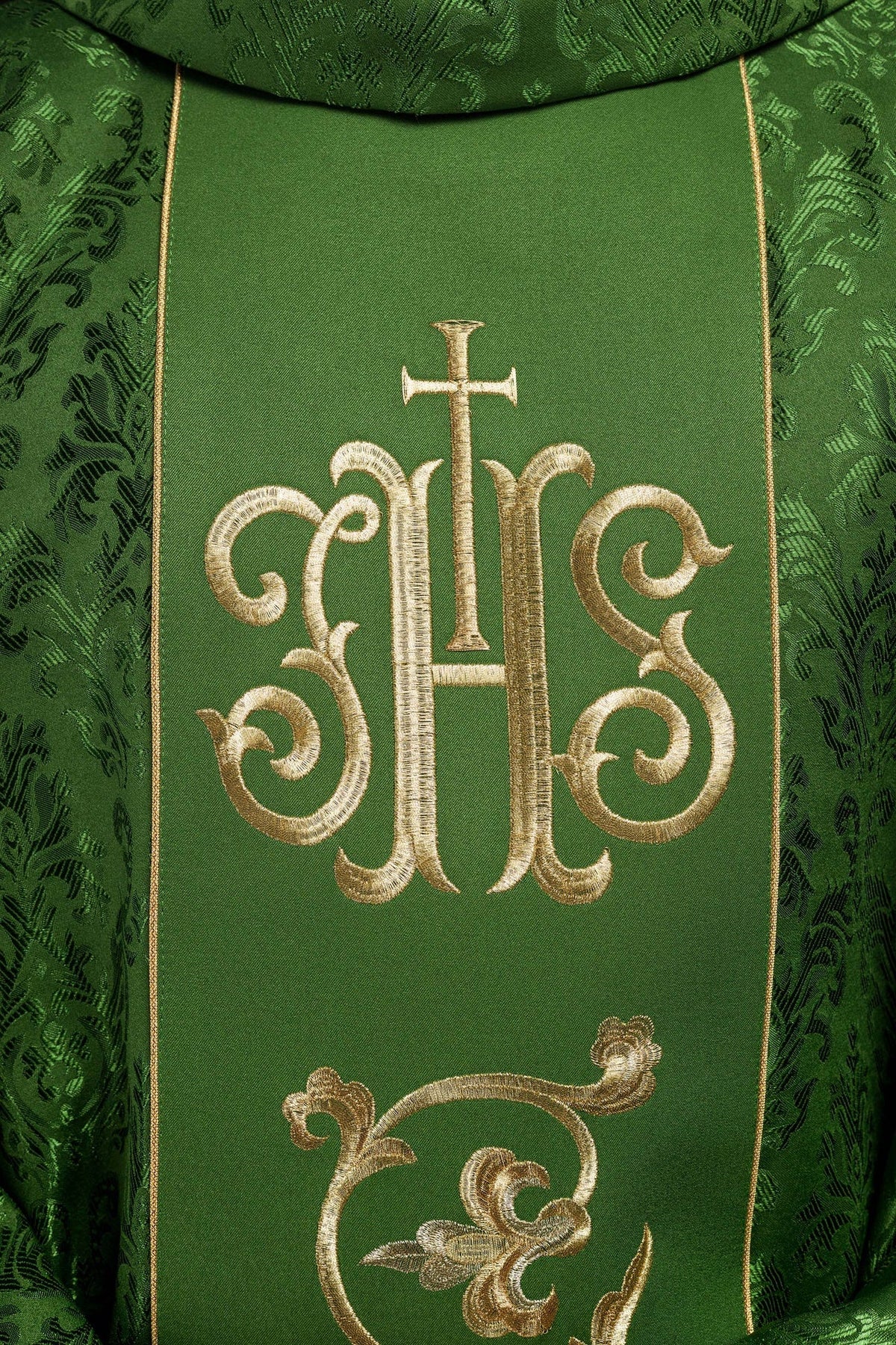 Grünes liturgisches Messgewand mit reich verziertem IHS-Gürtel - MESSGEWANDER.DE