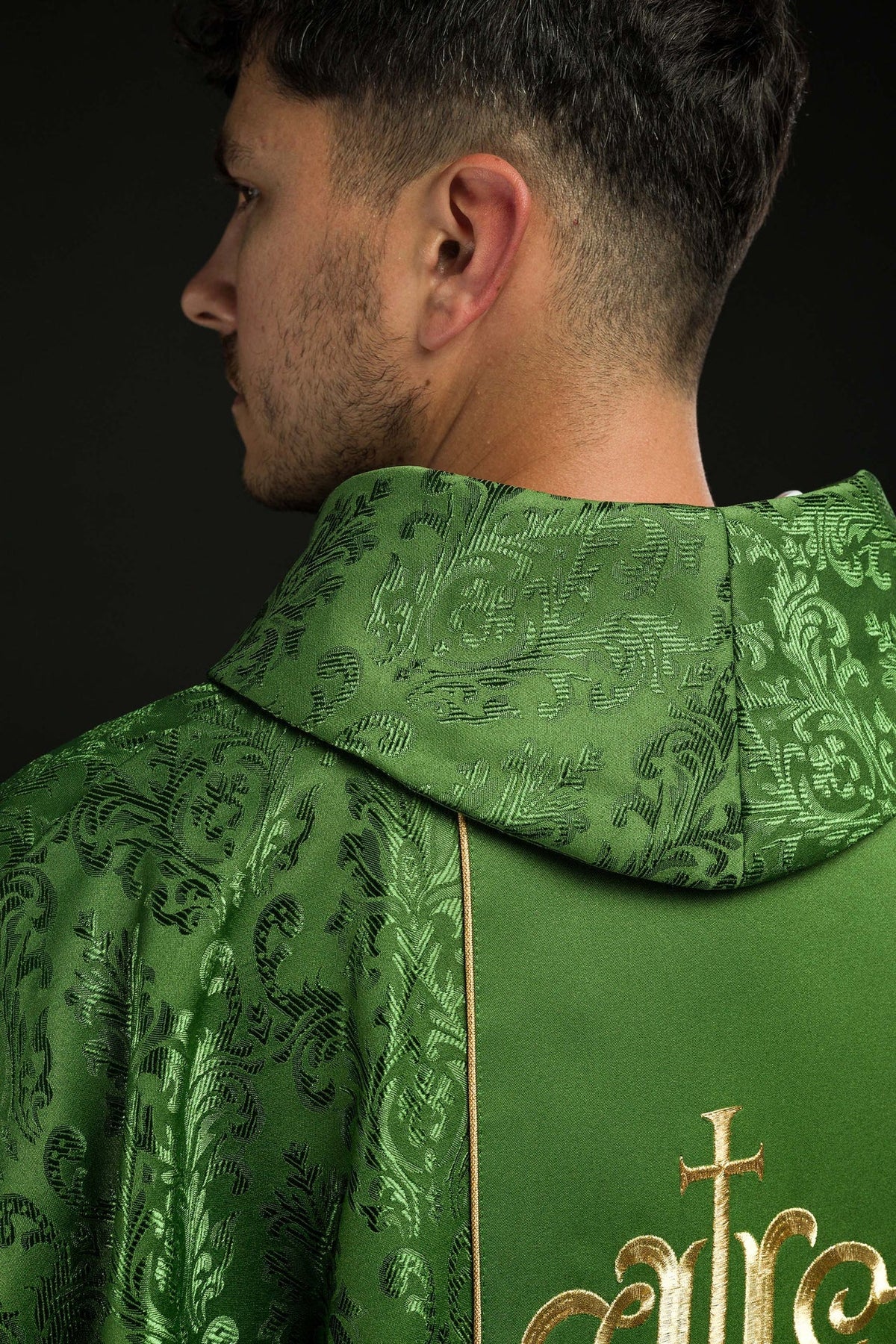 Grünes liturgisches Messgewand mit reich verziertem IHS-Gürtel - MESSGEWANDER.DE