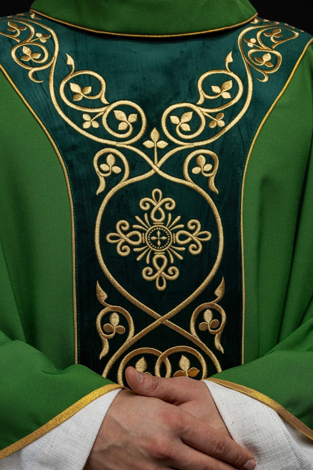 Grünes liturgisches Messgewand mit Stickerei auf Samt verziert - MESSGEWANDER.DE