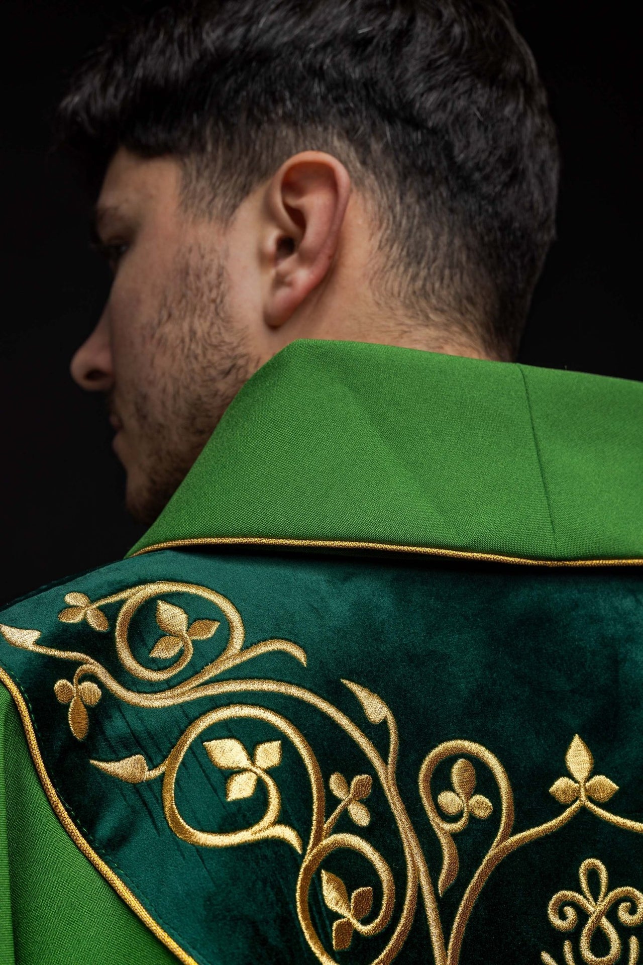 Grünes liturgisches Messgewand mit Stickerei auf Samt verziert - MESSGEWANDER.DE