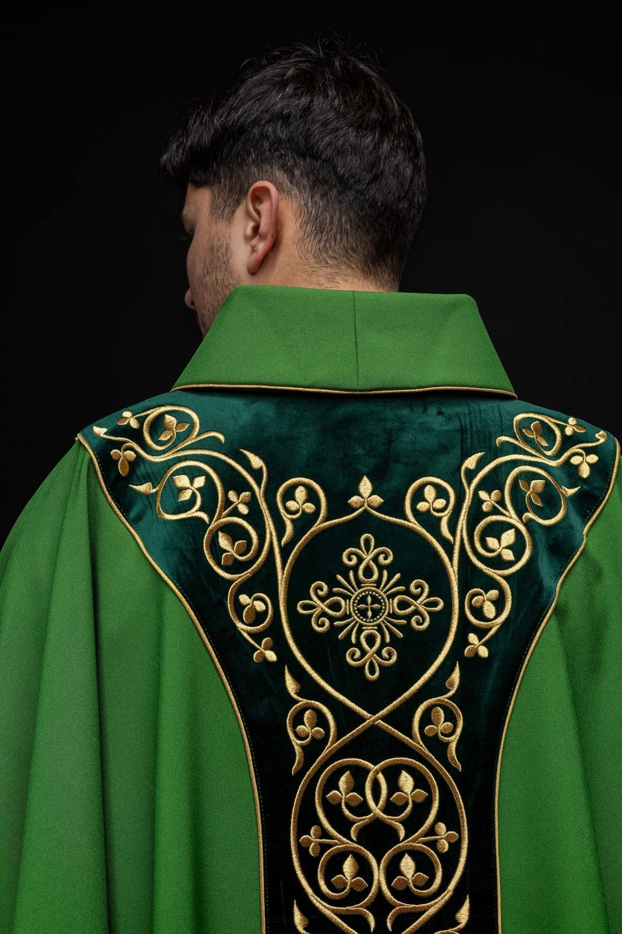 Grünes liturgisches Messgewand mit Stickerei auf Samt verziert - MESSGEWANDER.DE