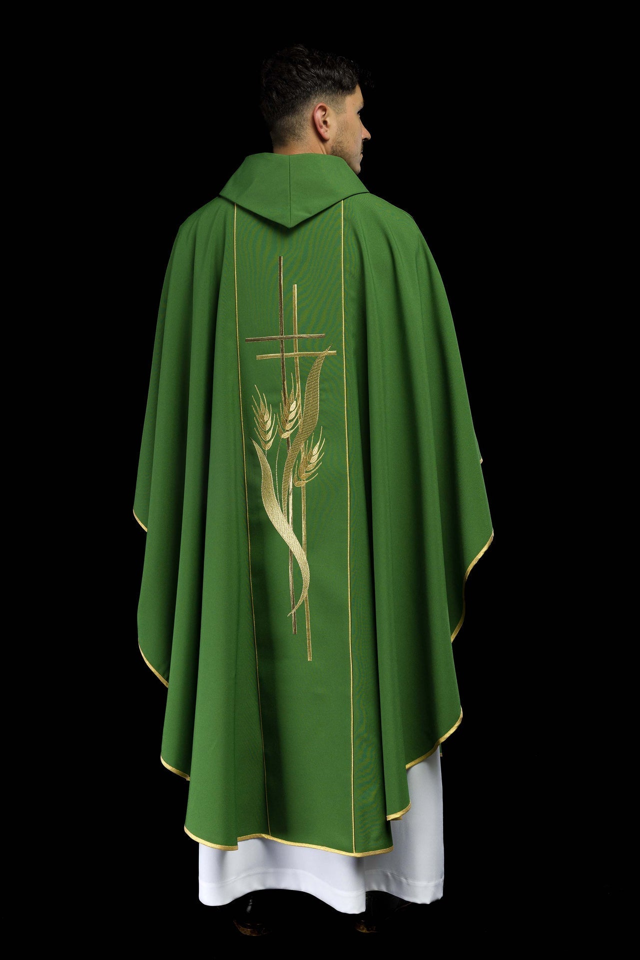 Grünes Messgewand, bestickt mit Kreuz- und Ährenmotiven - MESSGEWANDER.DE